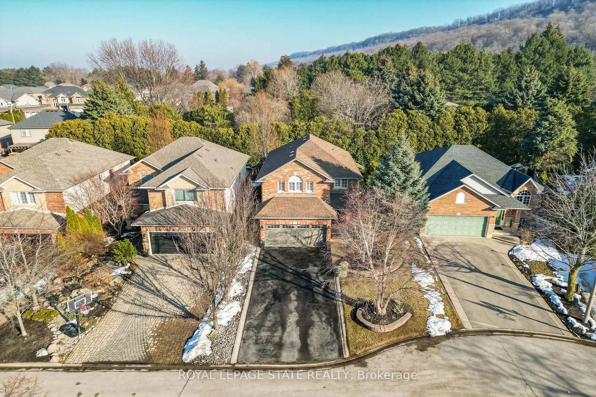 Photo 2 of 23 Tamarack Court, Grimsby, Grimsby West — HOMEH