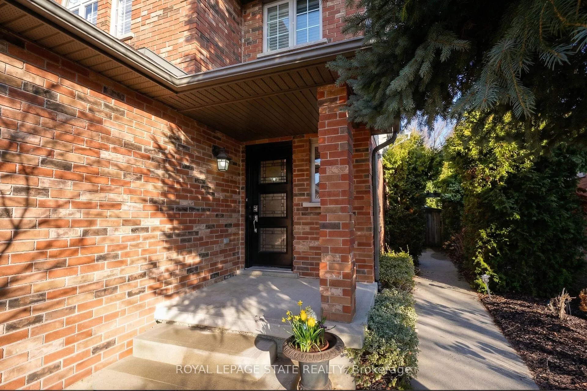 Photo 5 of 23 Tamarack Court, Grimsby, Grimsby West — HOMEH