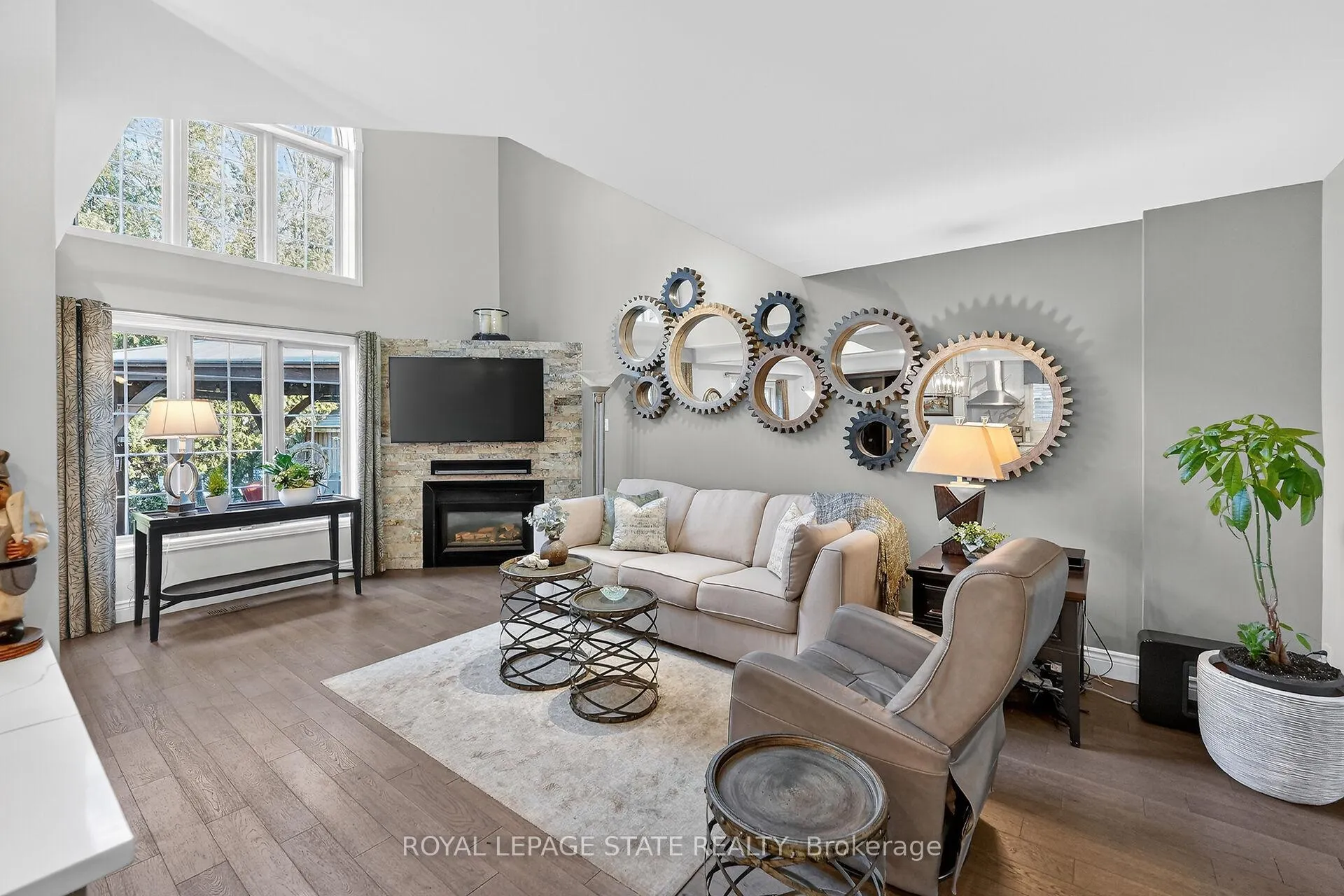 Photo 8 of 23 Tamarack Court, Grimsby, Grimsby West — HOMEH