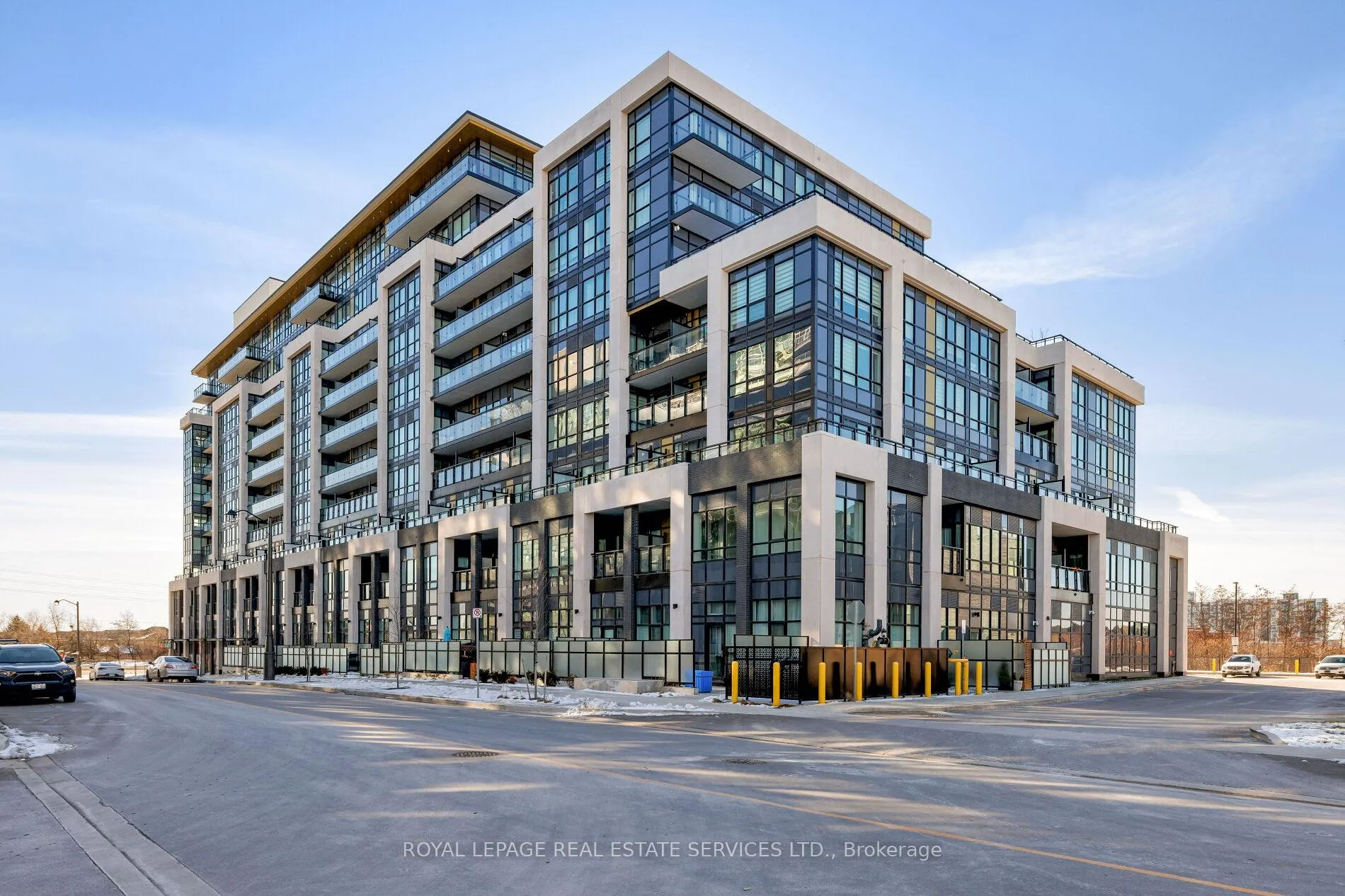 Front of Unit 424, 405 Dundas Street W