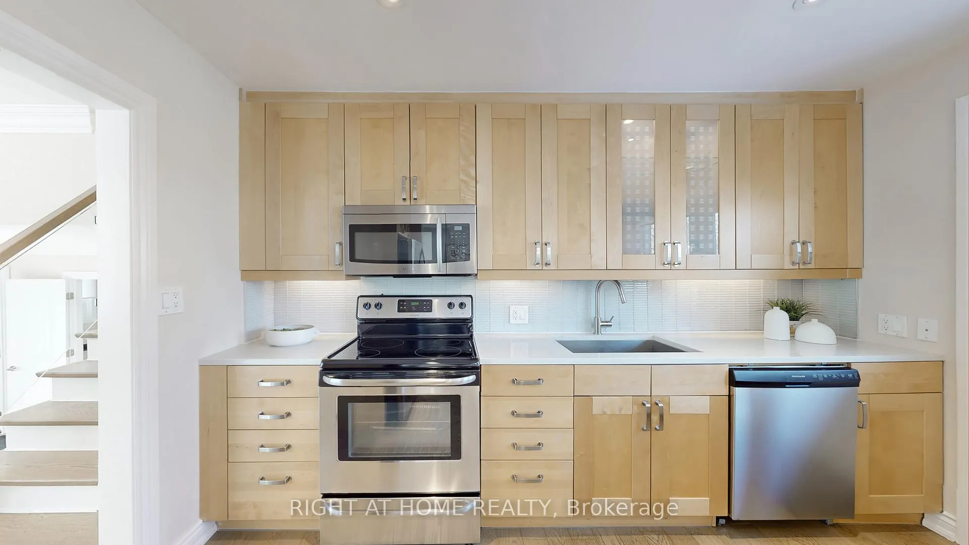 Photo 10 of 12 Courtham Avenue, Markham, Grandview — HOMEH