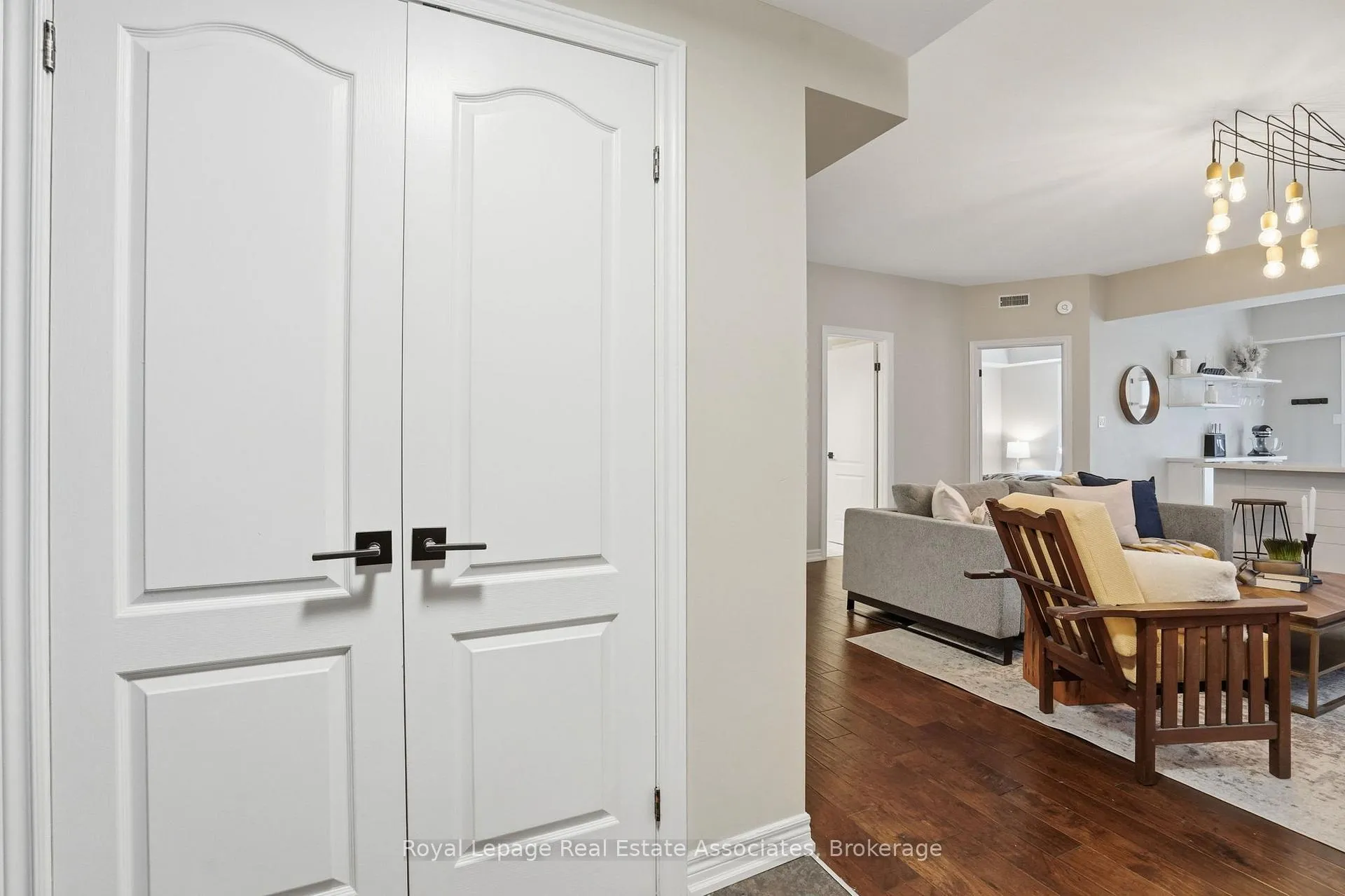 Photo 4 of Unit 107, 4006 Kilmer Drive, Burlington, Tansley — HOMEH