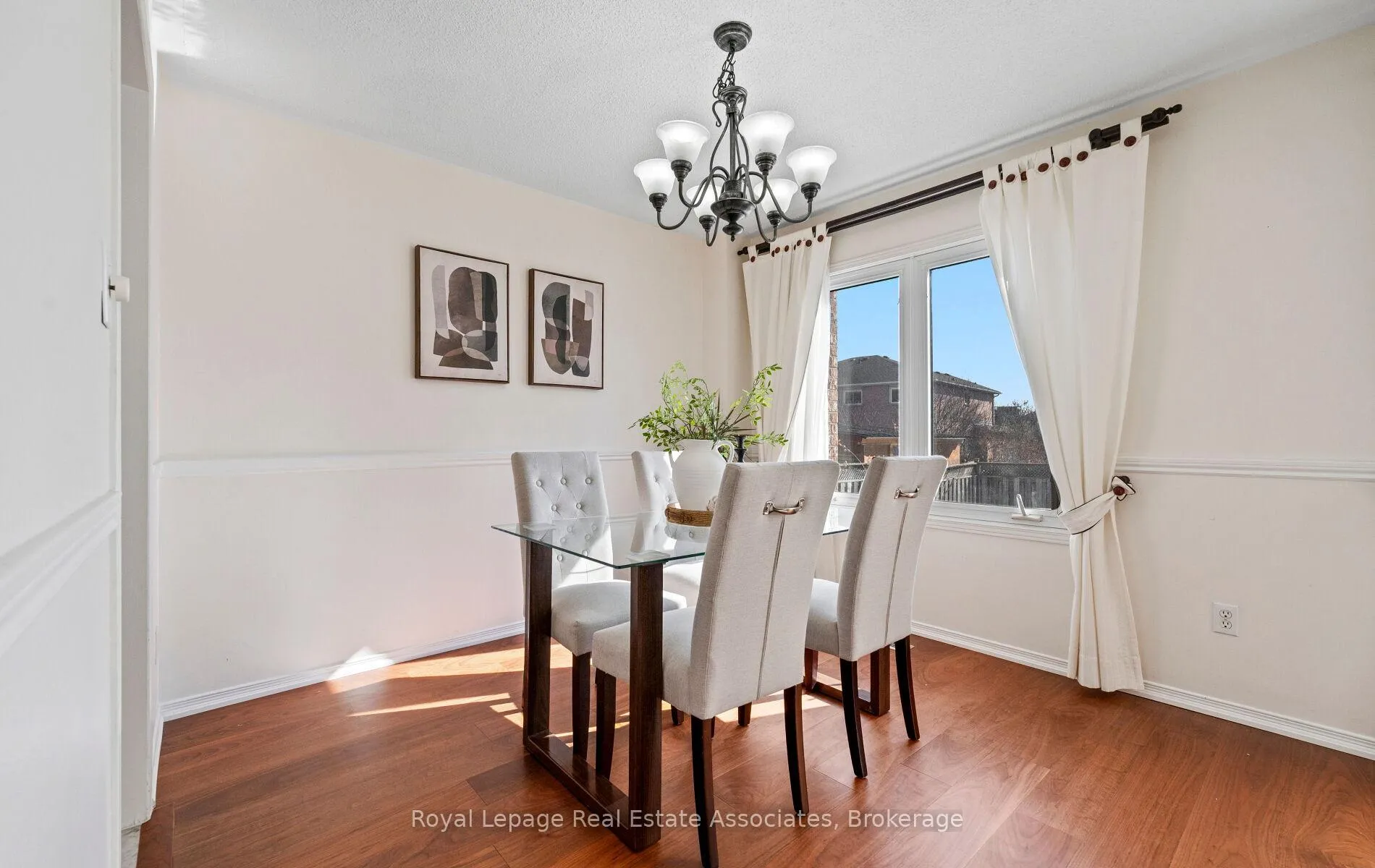 Photo 4 of 144 Genesee Drive, Oakville, River Oaks — HOMEH