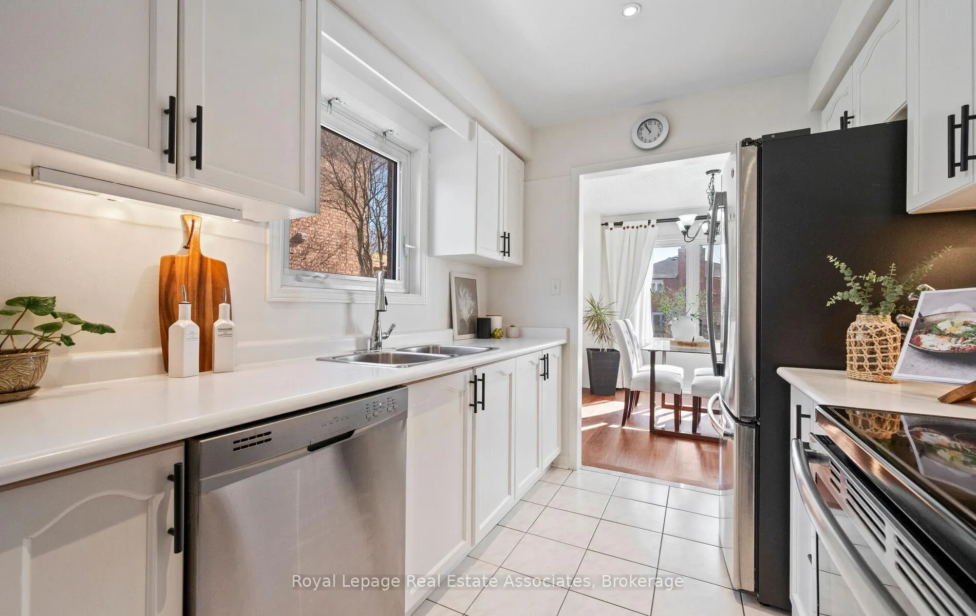Photo 5 of 144 Genesee Drive, Oakville, River Oaks — HOMEH