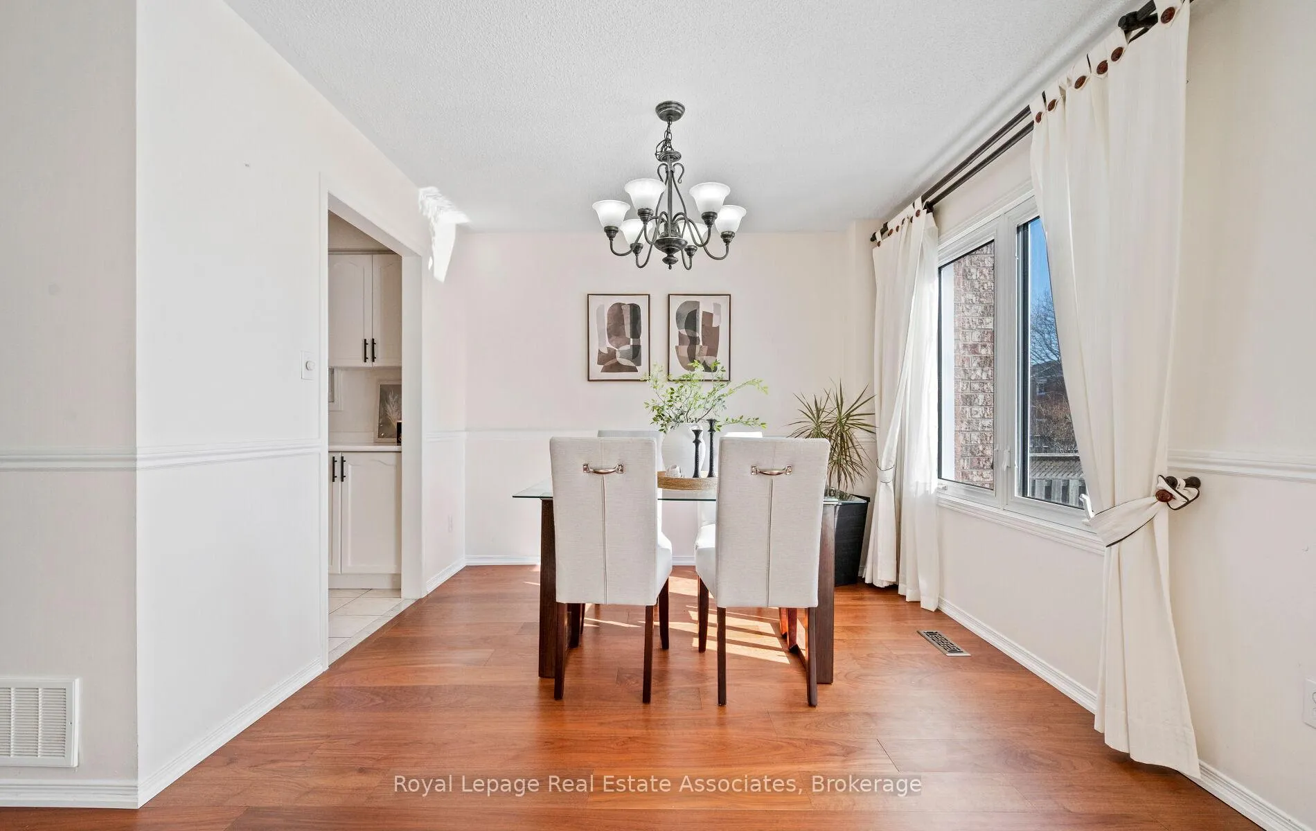 Photo 6 of 144 Genesee Drive, Oakville, River Oaks — HOMEH