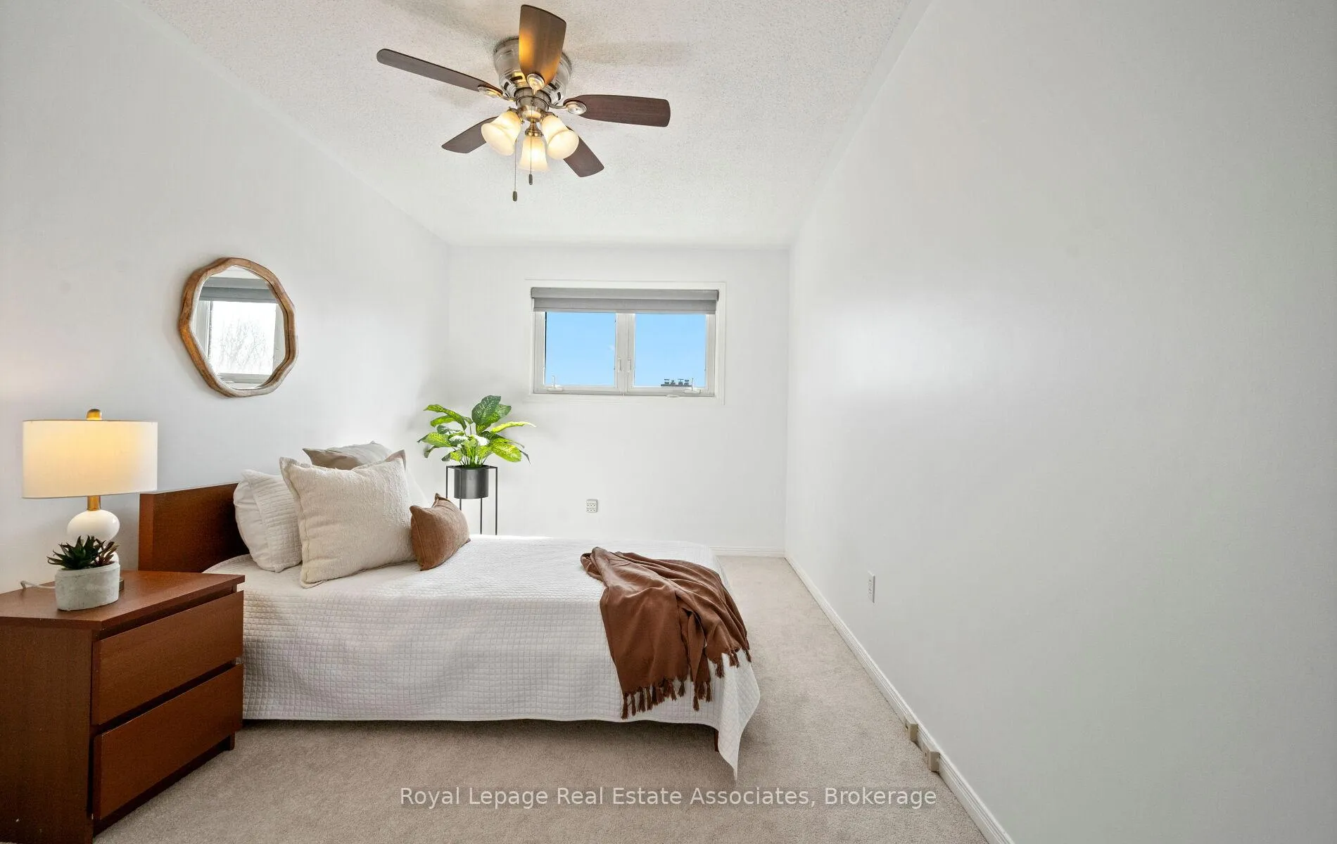 Photo 10 of 144 Genesee Drive, Oakville, River Oaks — HOMEH