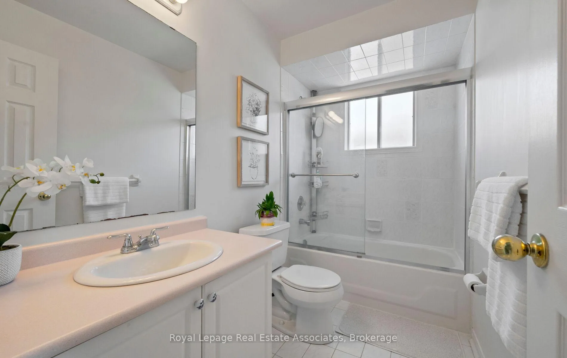 Photo 12 of 144 Genesee Drive, Oakville, River Oaks — HOMEH