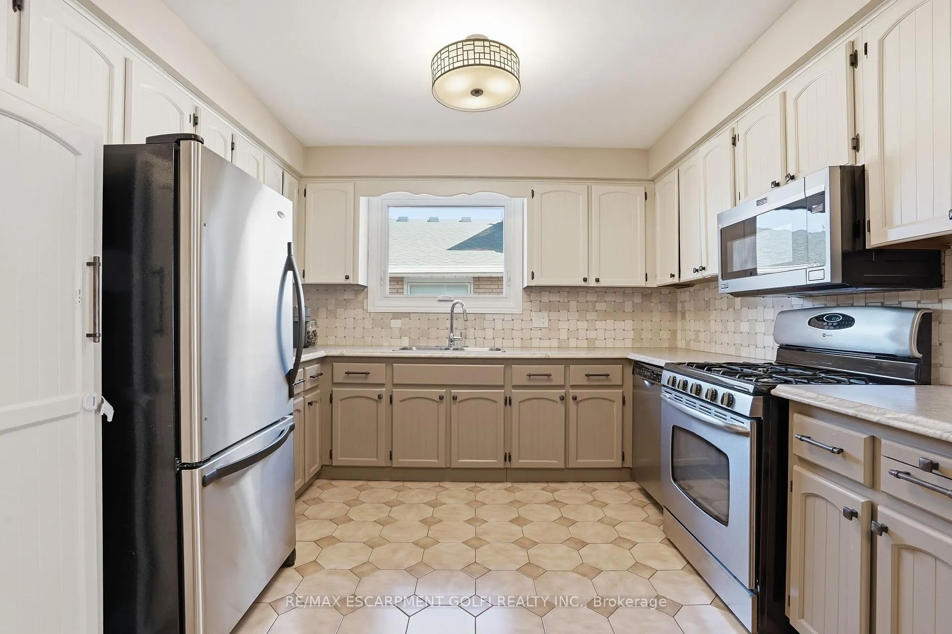 Photo 15 of 72 Oakridge Drive, Hamilton, Stoney Creek — HOMEH