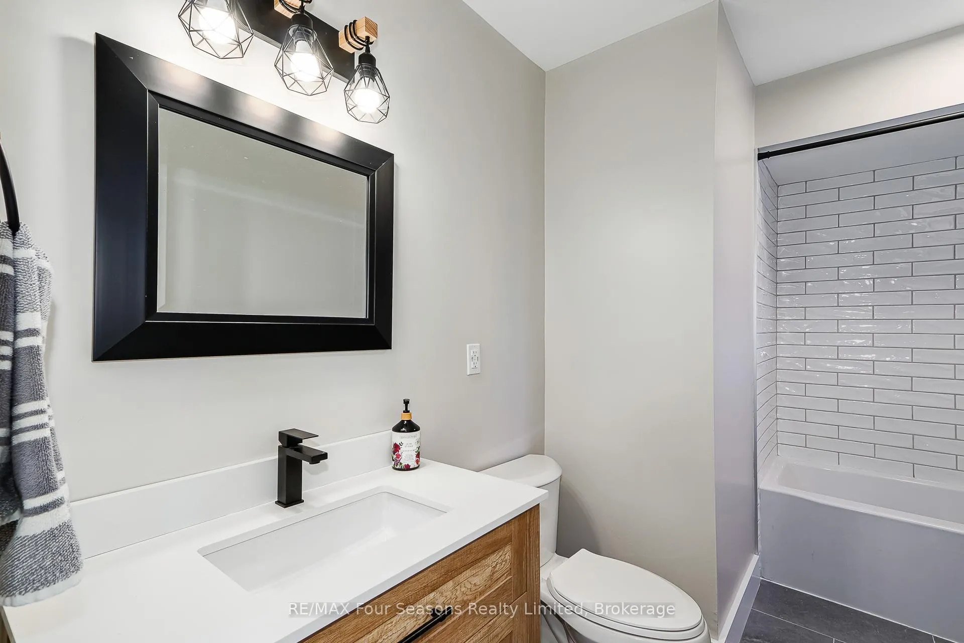 Photo 22 of 255 Valleyfield Crescent, Clearview, Stayner — HOMEH