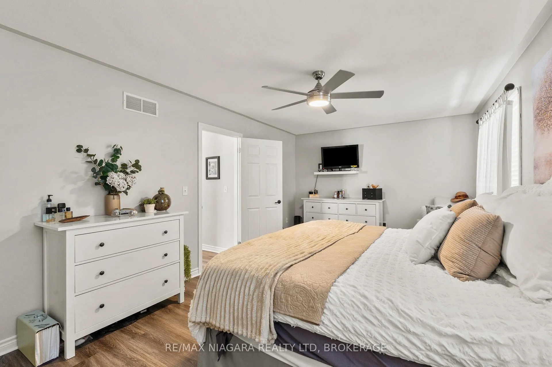 Photo 17 of 232 Regatta Drive, Welland, Dain City — HOMEH