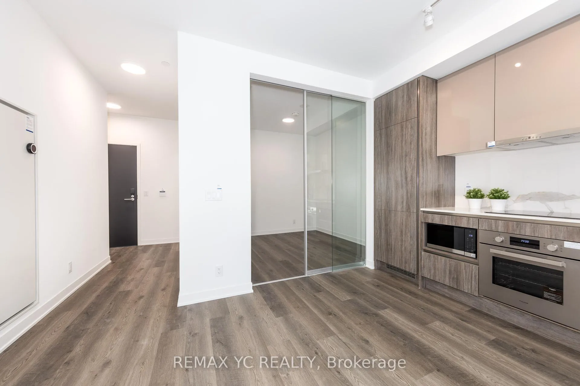 Photo 4 of Unit 1007, 180 Front Street E, Toronto, Moss Park — HOMEH