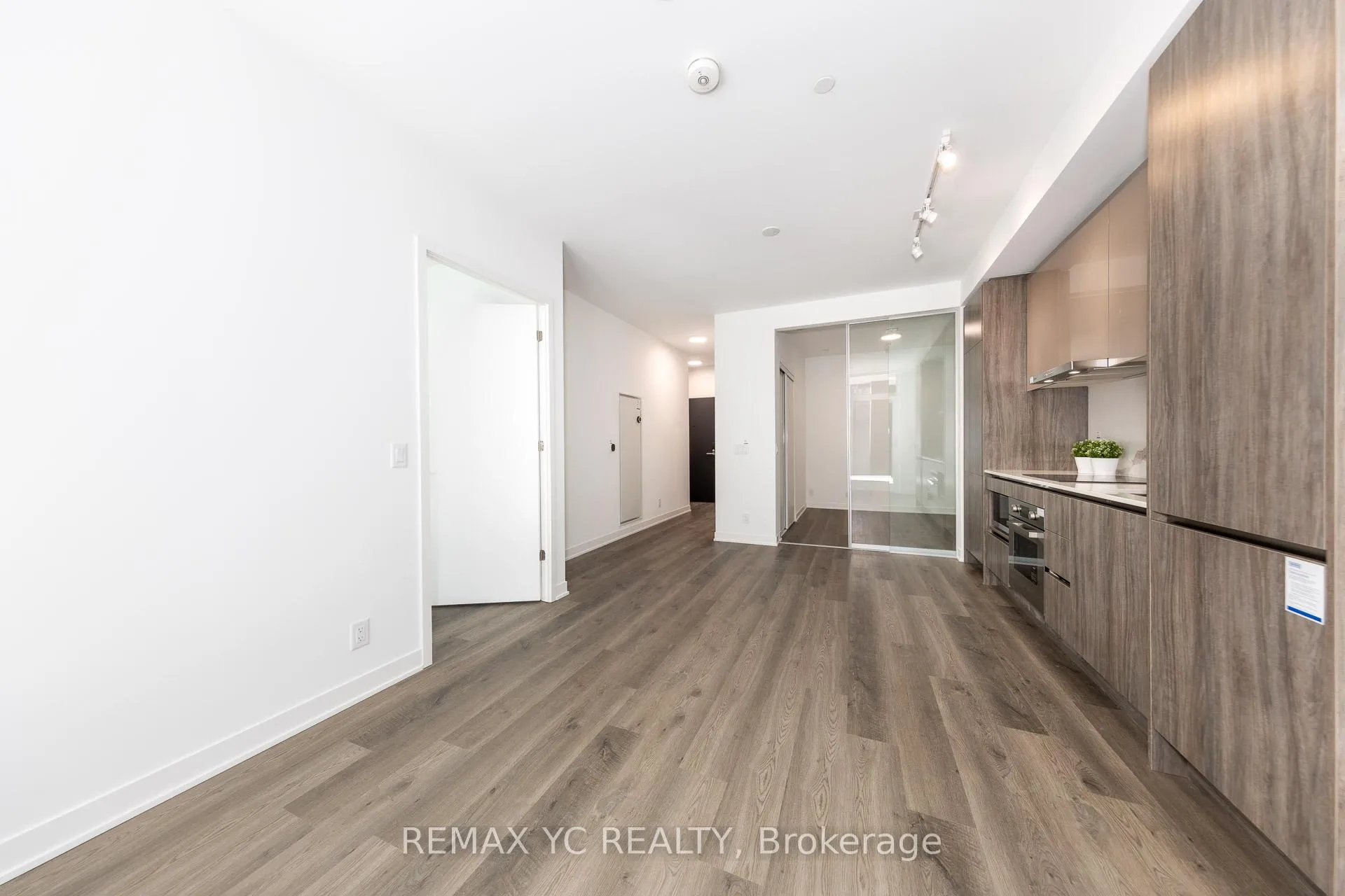 Photo 6 of Unit 1007, 180 Front Street E, Toronto, Moss Park — HOMEH