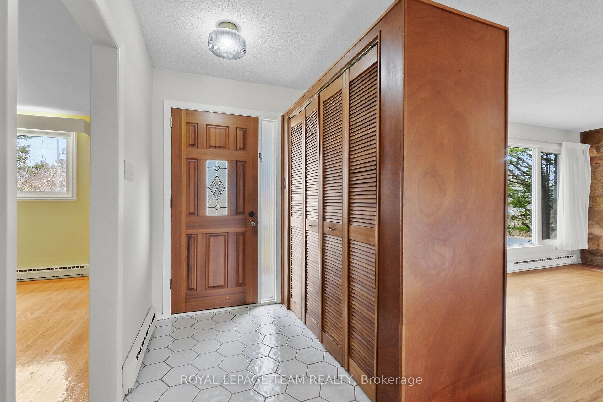 Photo 3 of 20 Whitehill Avenue, Ottawa, Meadowlands/Crestview — HOMEH