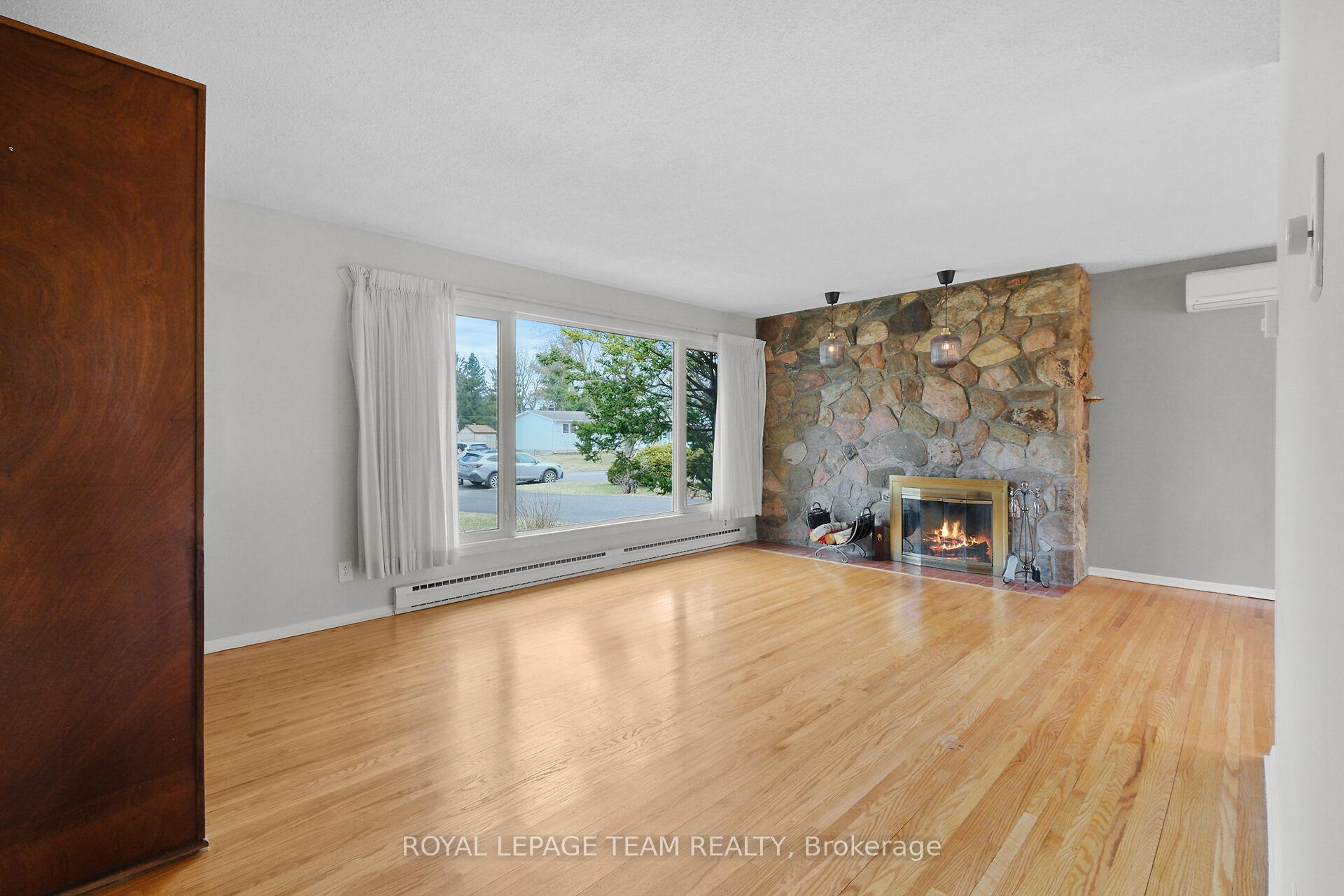 Photo 4 of 20 Whitehill Avenue, Ottawa, Meadowlands/Crestview — HOMEH
