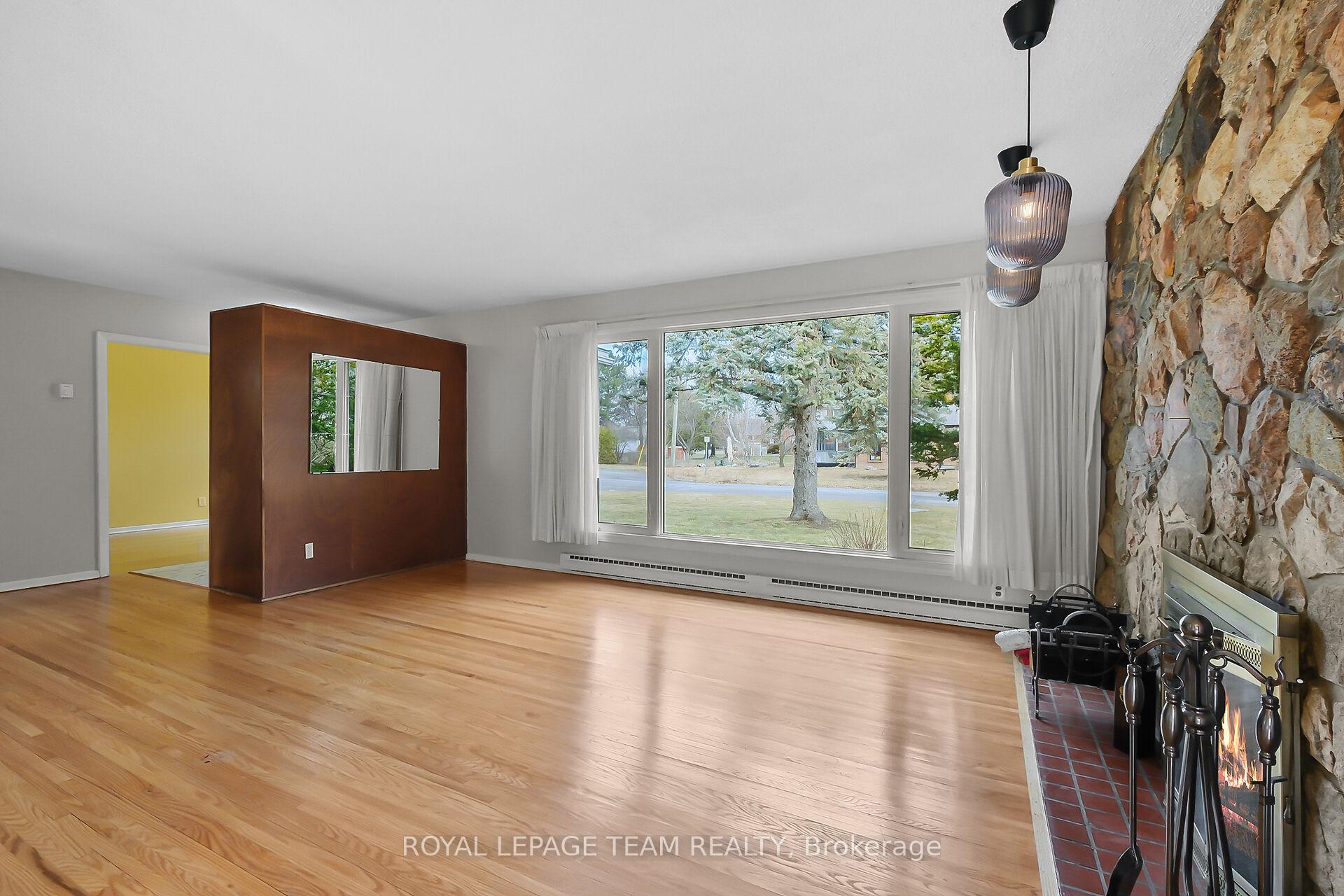 Photo 5 of 20 Whitehill Avenue, Ottawa, Meadowlands/Crestview — HOMEH