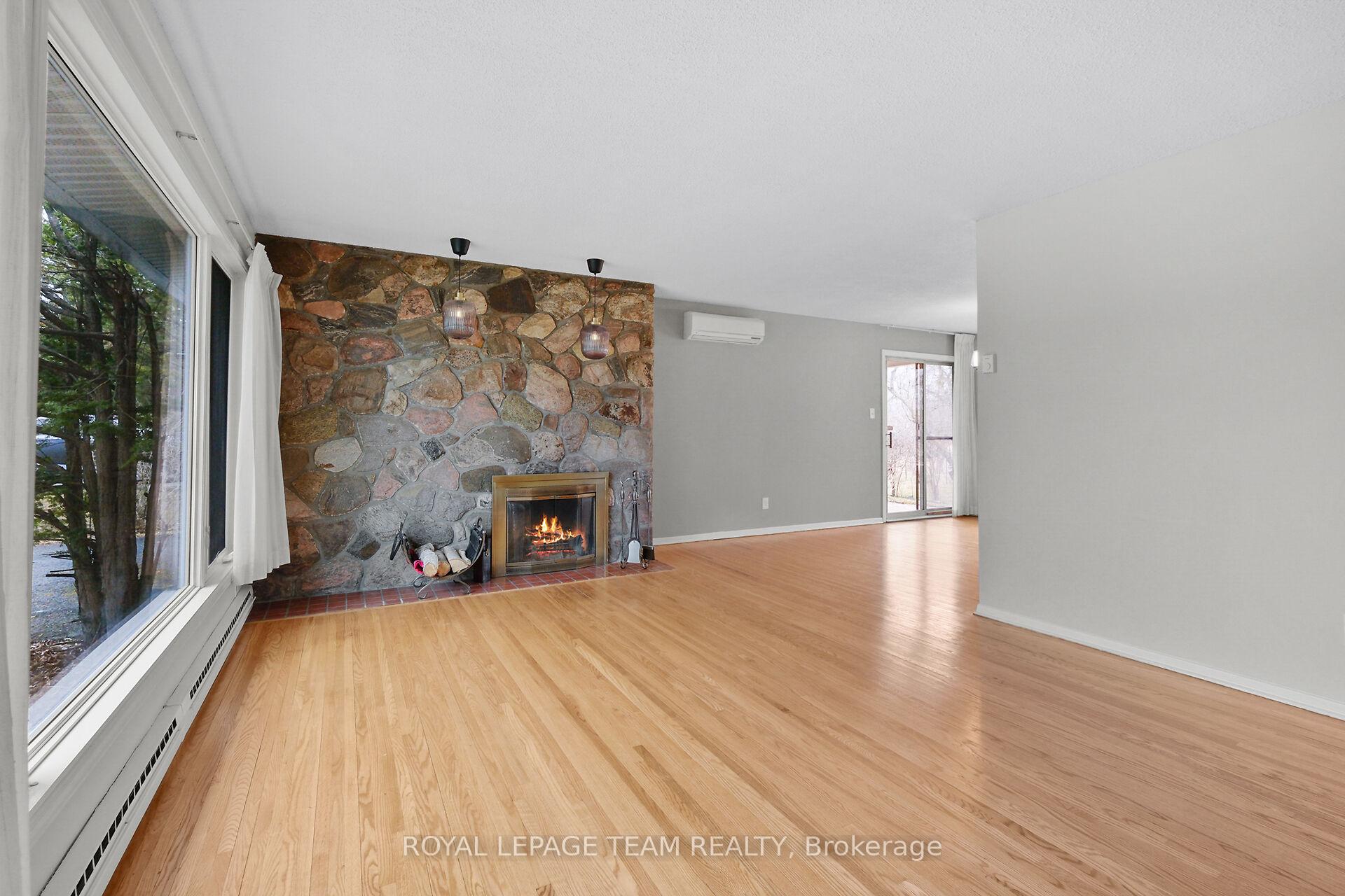 Photo 6 of 20 Whitehill Avenue, Ottawa, Meadowlands/Crestview — HOMEH