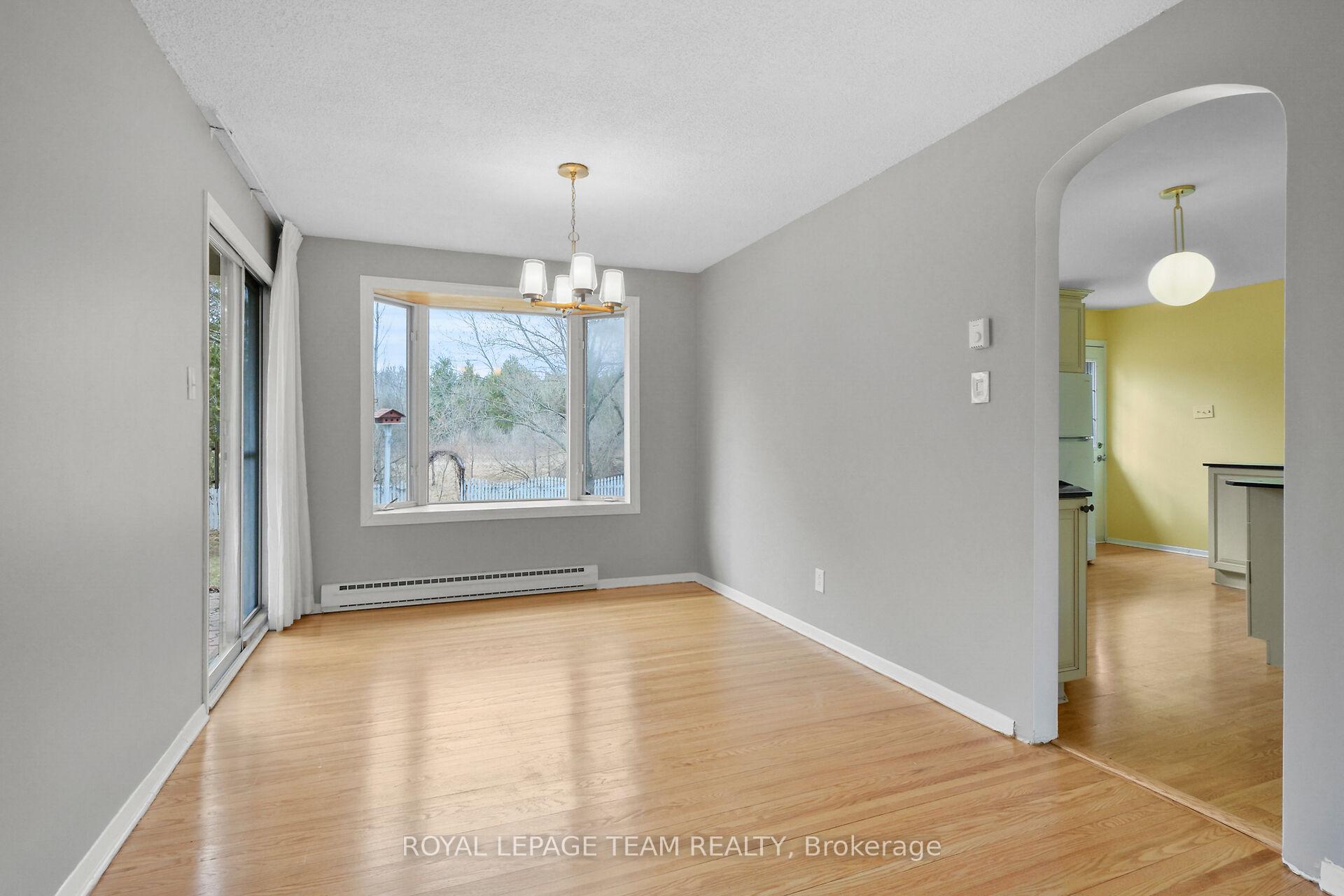 Photo 7 of 20 Whitehill Avenue, Ottawa, Meadowlands/Crestview — HOMEH
