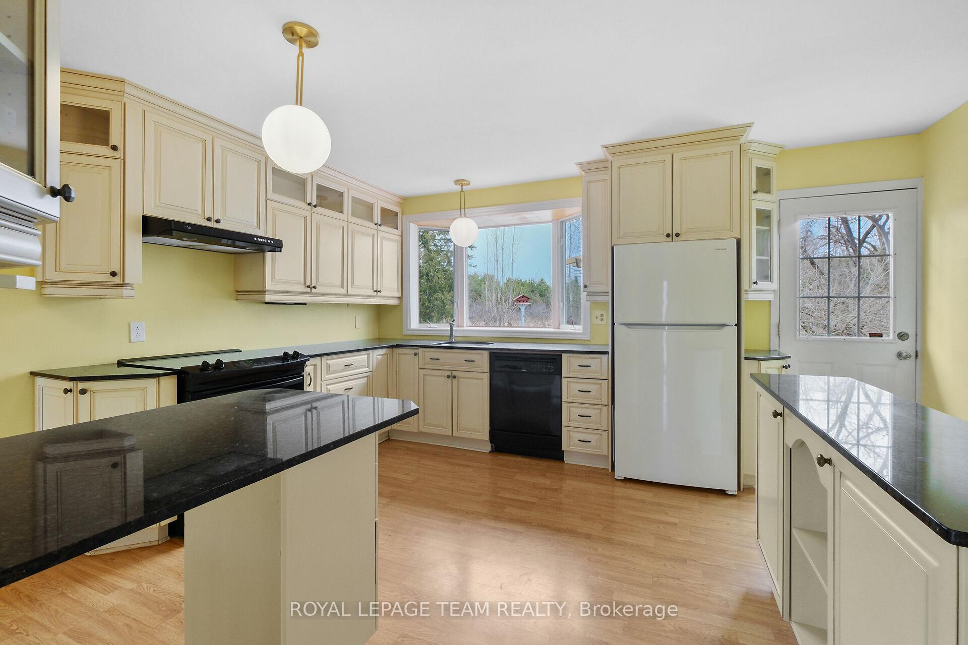 Photo 9 of 20 Whitehill Avenue, Ottawa, Meadowlands/Crestview — HOMEH