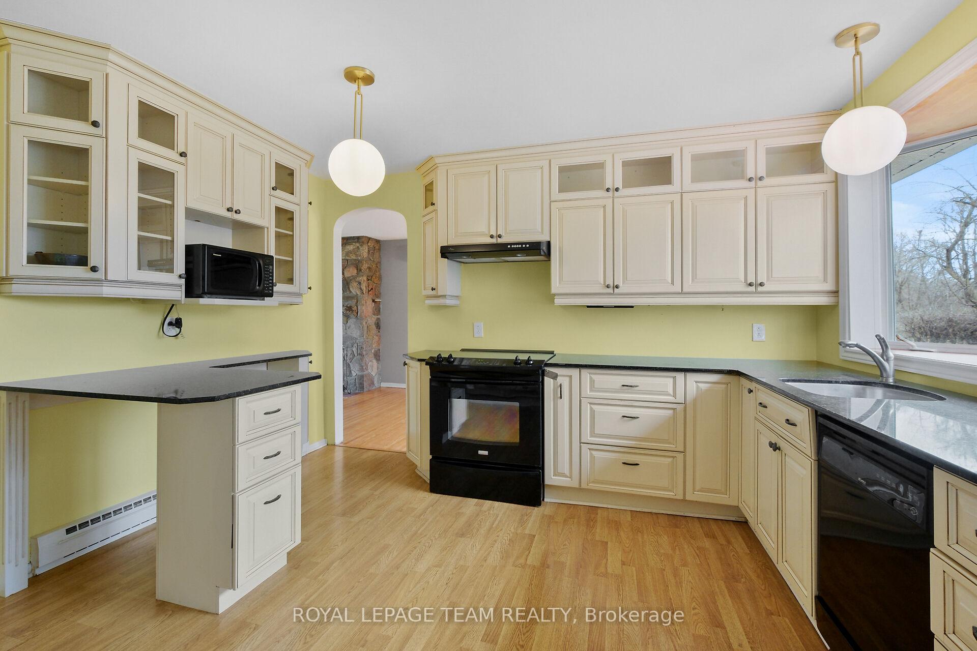 Photo 10 of 20 Whitehill Avenue, Ottawa, Meadowlands/Crestview — HOMEH