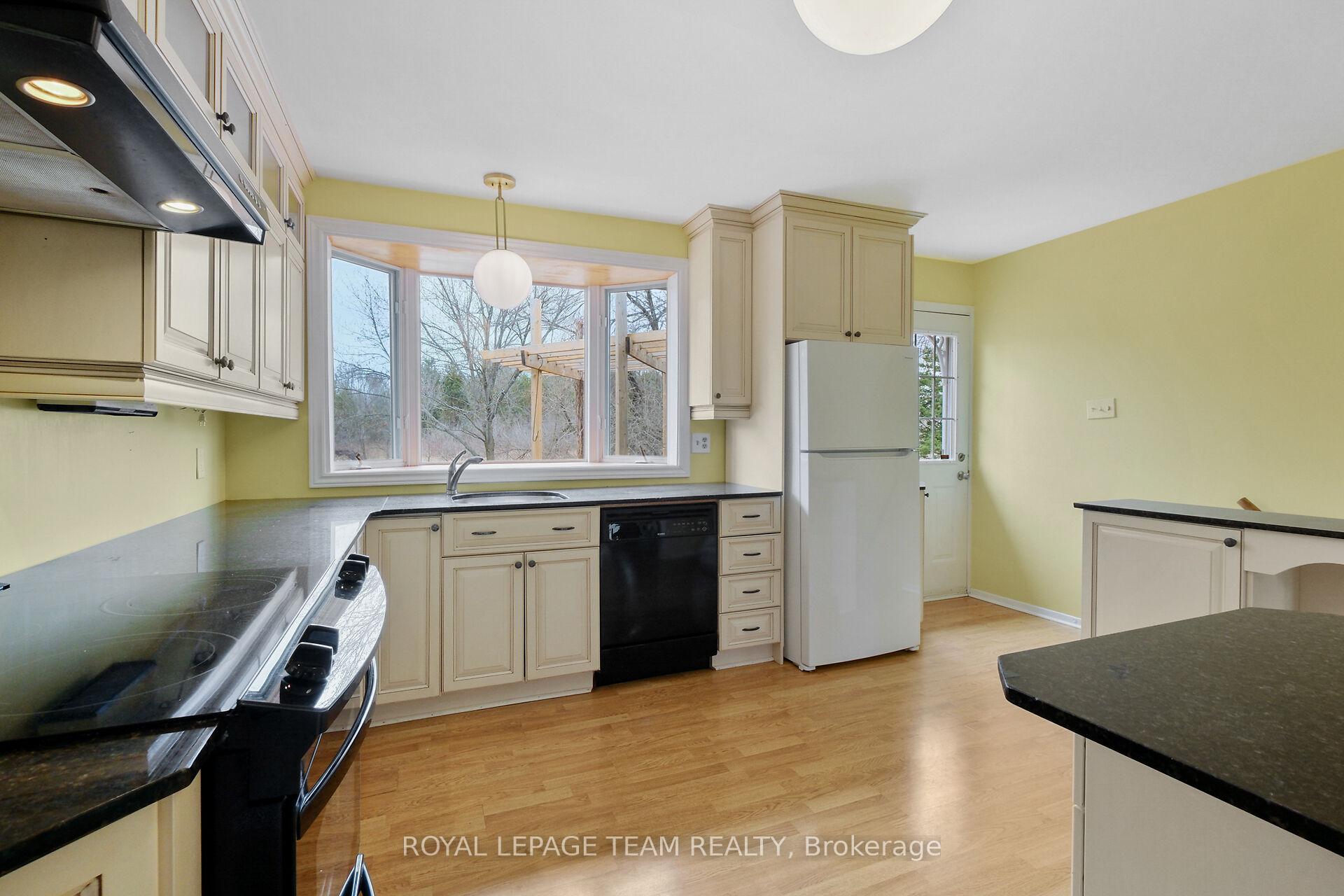Photo 11 of 20 Whitehill Avenue, Ottawa, Meadowlands/Crestview — HOMEH
