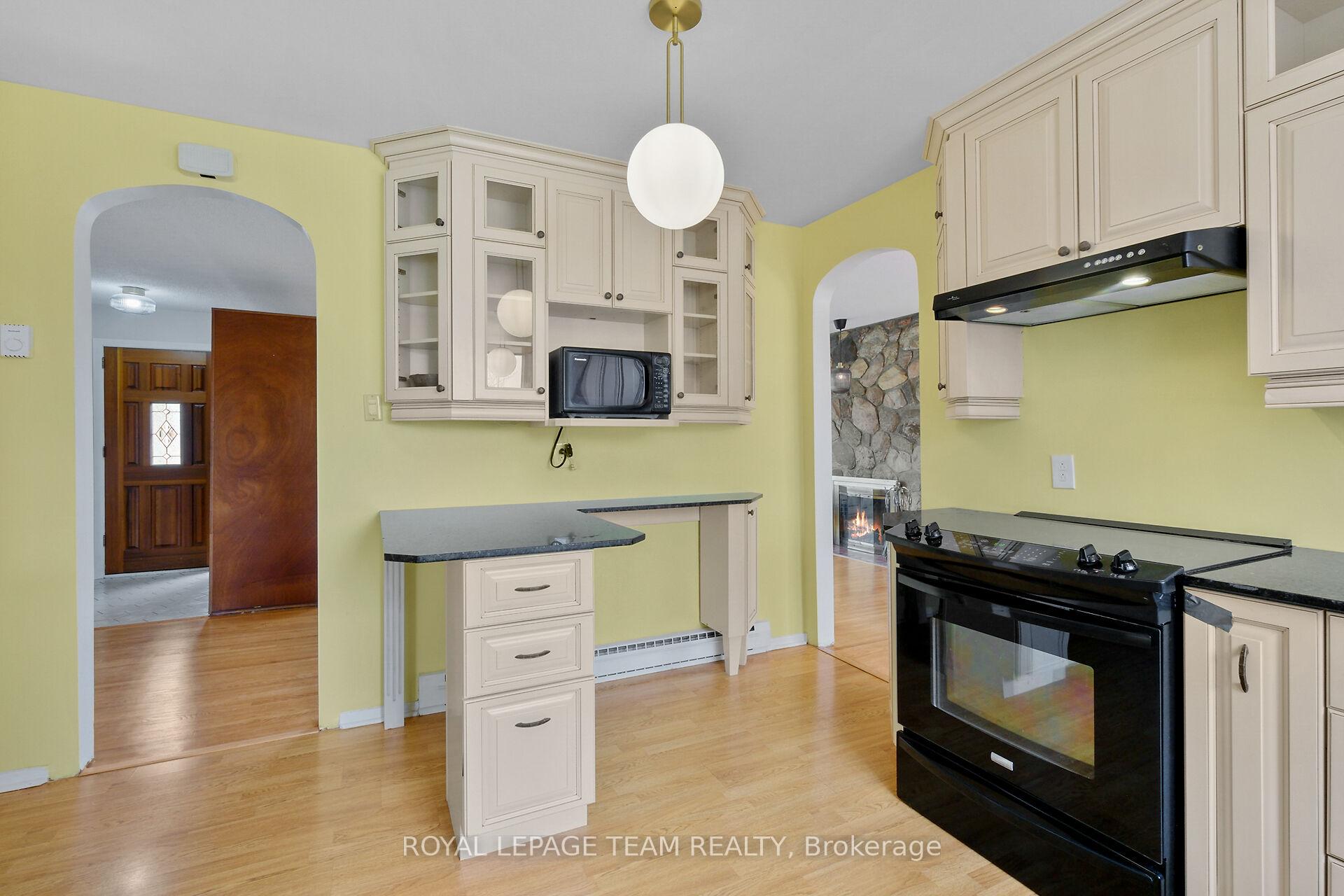 Photo 12 of 20 Whitehill Avenue, Ottawa, Meadowlands/Crestview — HOMEH