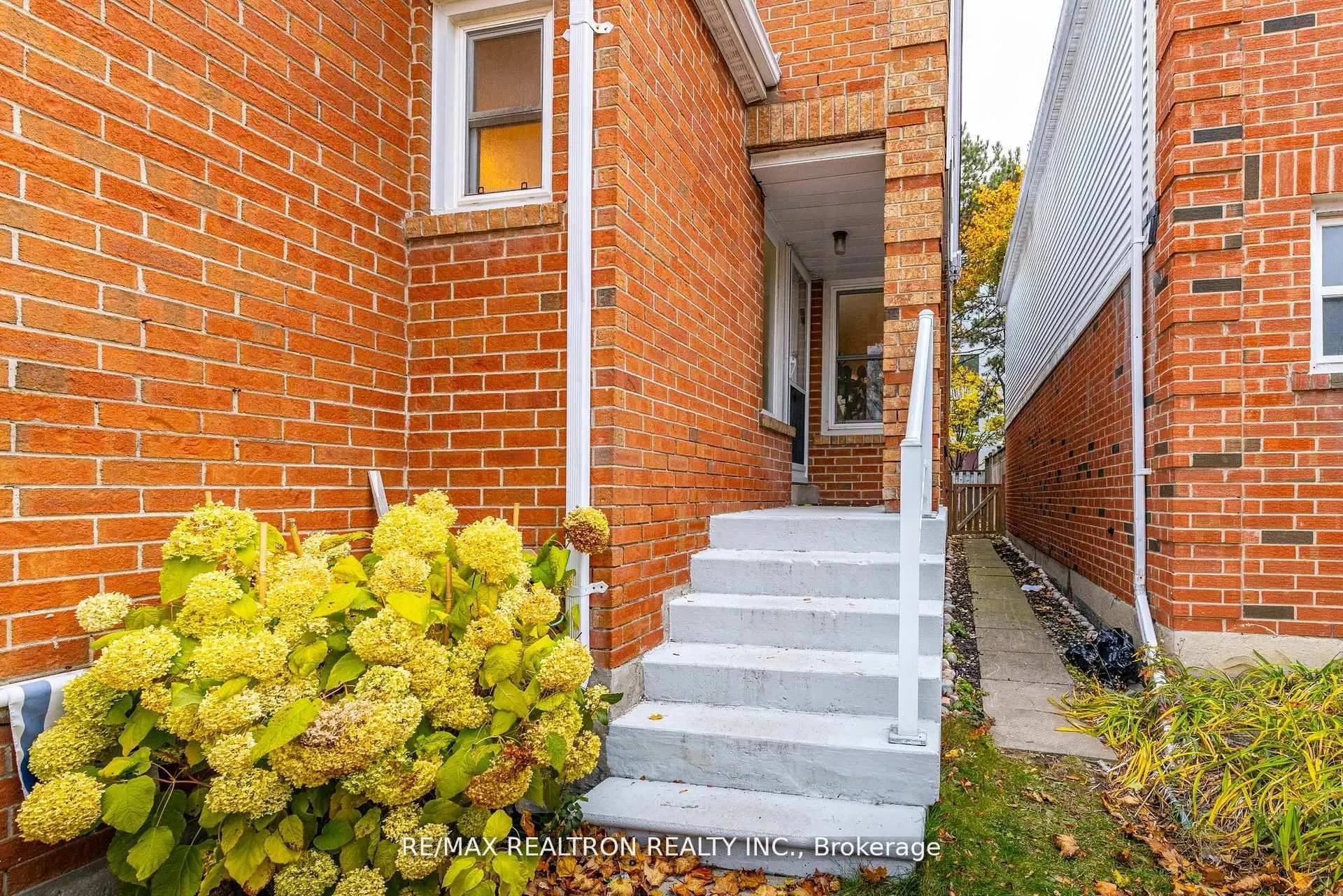 Photo 3 of 20 Jonathan Gate, Vaughan, Crestwood-Springfarm-Yorkhill — HOMEH