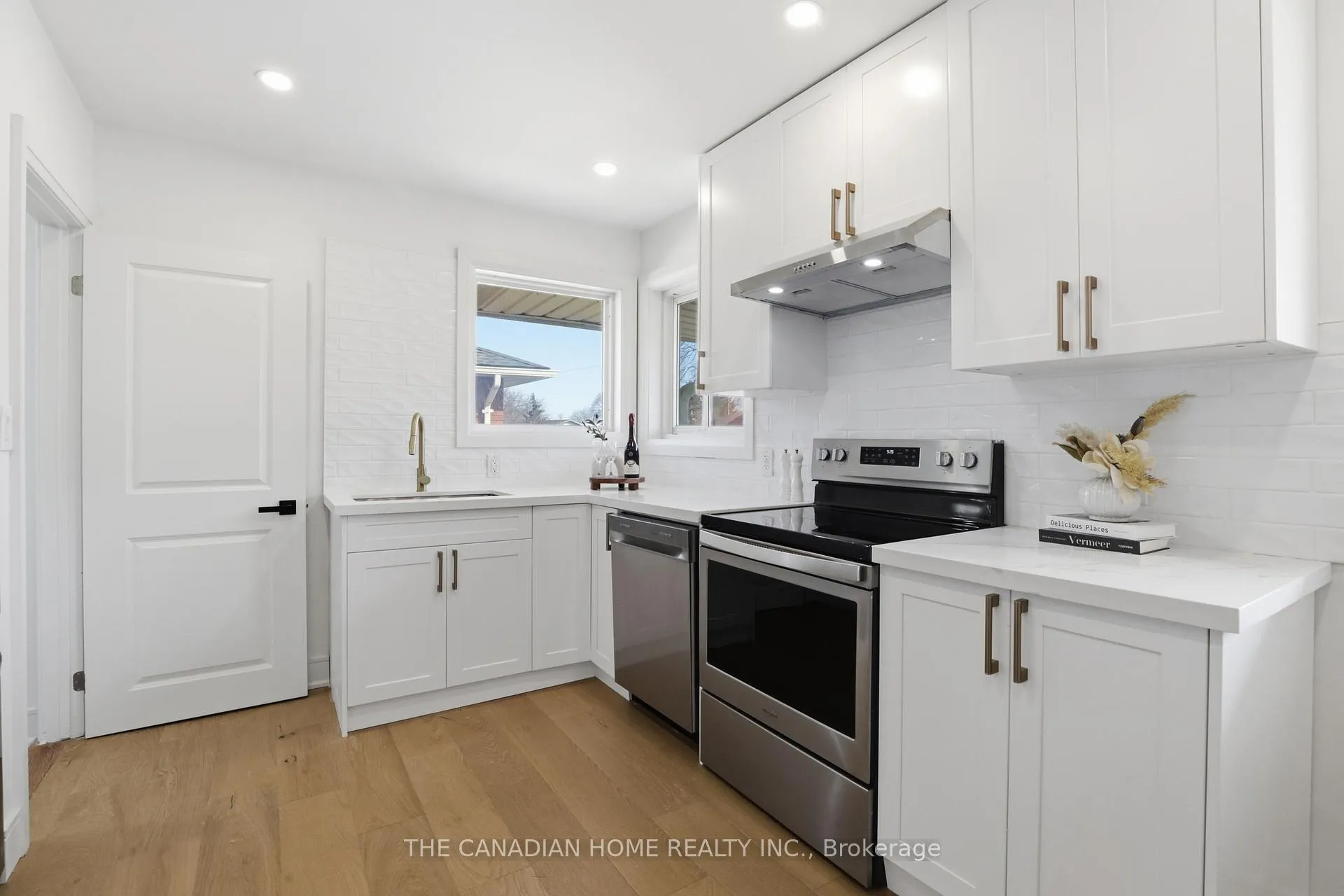 Photo 4 of 21 Clearview Heights, St. Catharines, Burleigh Hill — HOMEH
