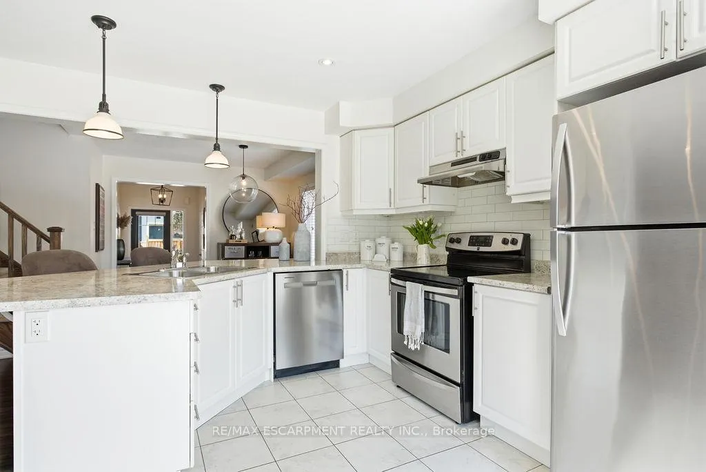 Photo 10 of 23 Lupo Drive, Hamilton, Waterdown — HOMEH
