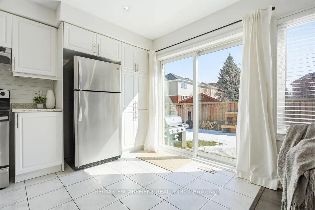 Photo 11 of 23 Lupo Drive, Hamilton, Waterdown — HOMEH