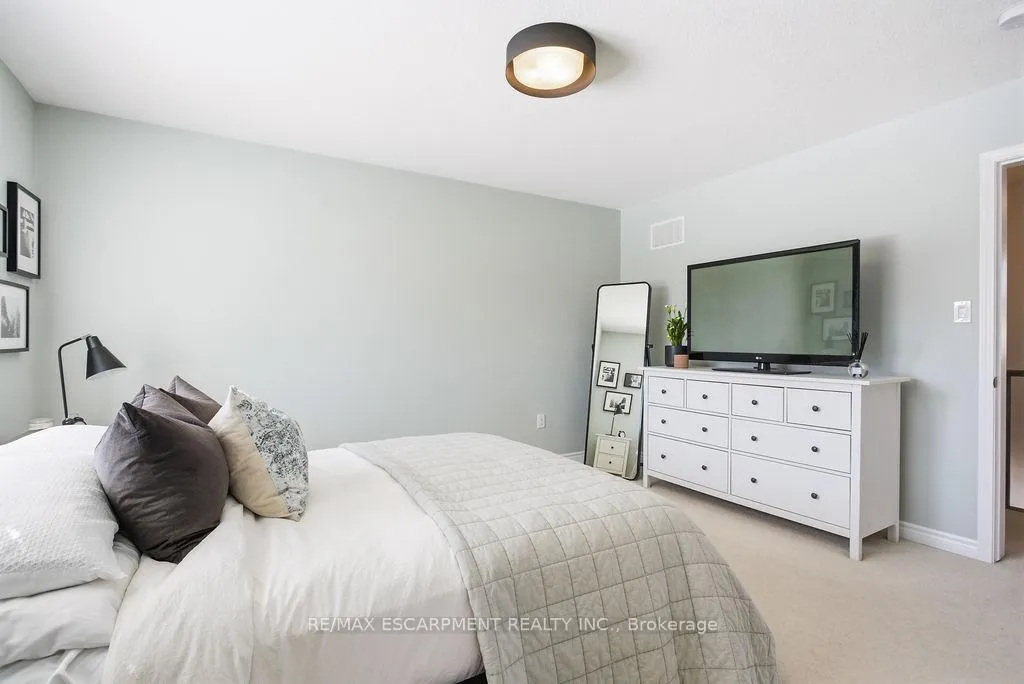 Photo 19 of 23 Lupo Drive, Hamilton, Waterdown — HOMEH