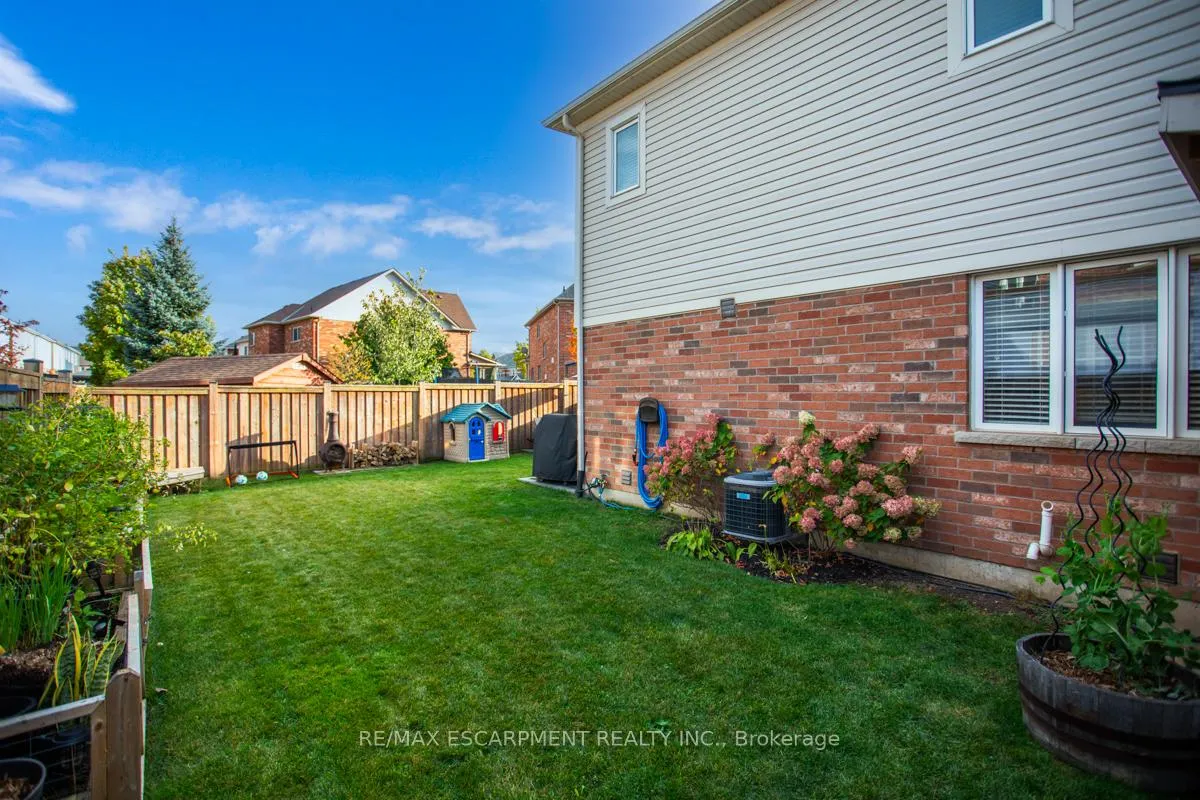 Photo 32 of 23 Lupo Drive, Hamilton, Waterdown — HOMEH