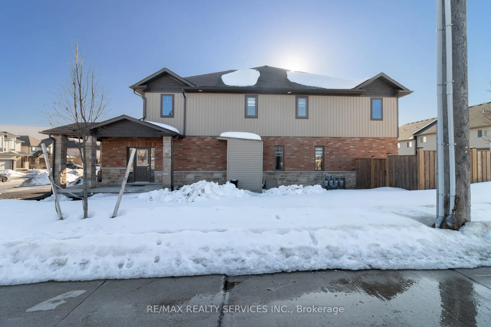Photo 3 of Unit 7, 118 Simmonds Drive, Guelph, Victoria North — HOMEH