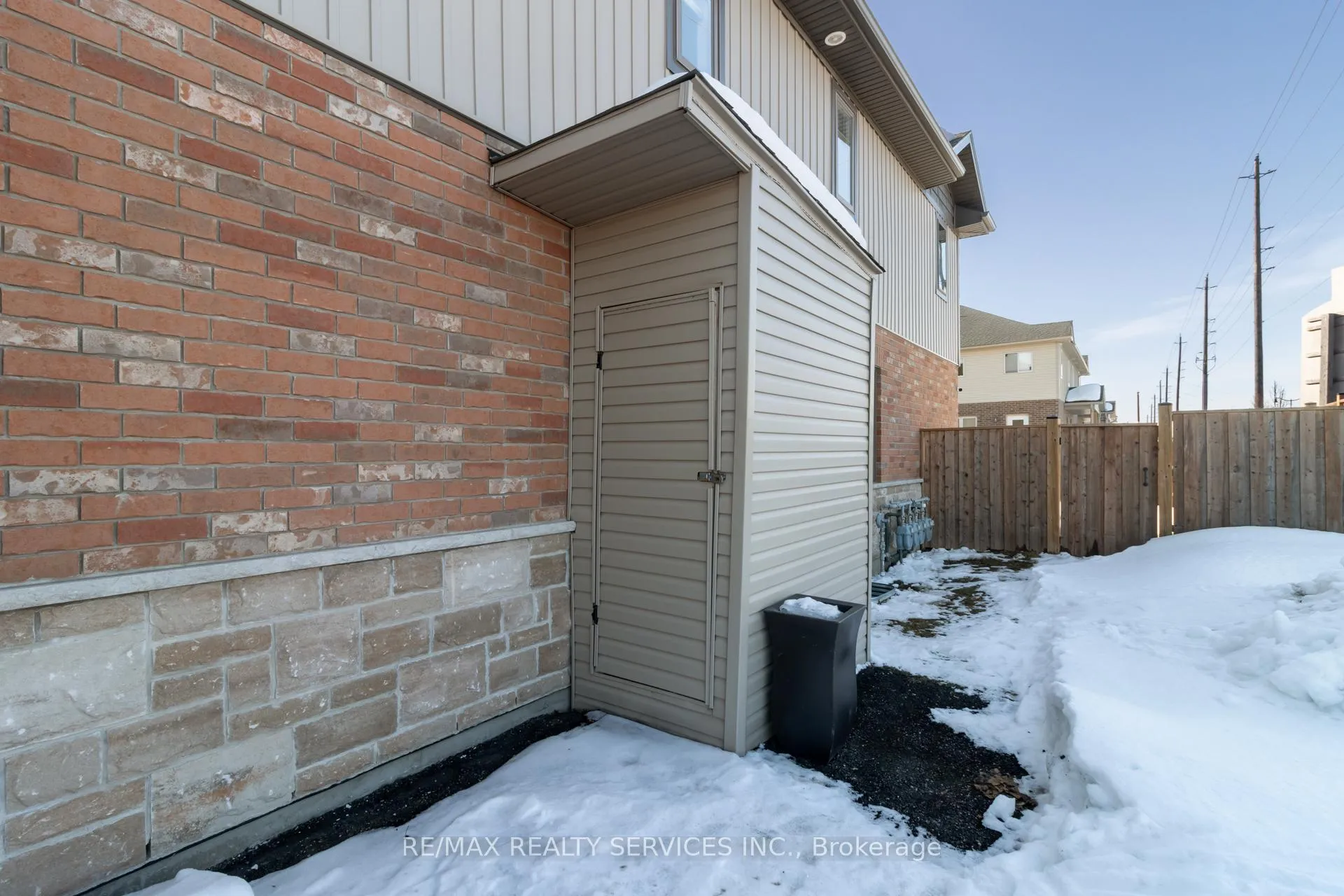 Photo 4 of Unit 7, 118 Simmonds Drive, Guelph, Victoria North — HOMEH