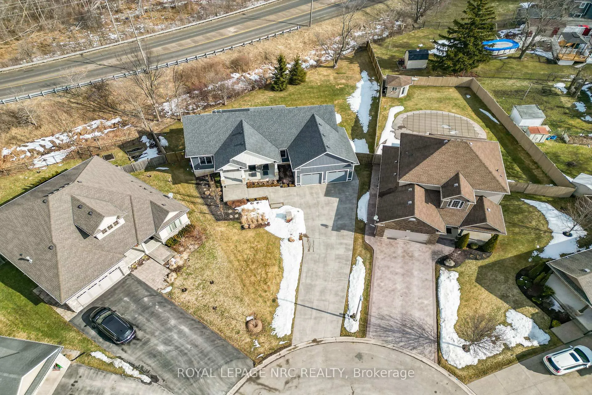 Photo 2 of 166 Michelle Court, Welland, Broadway — HOMEH
