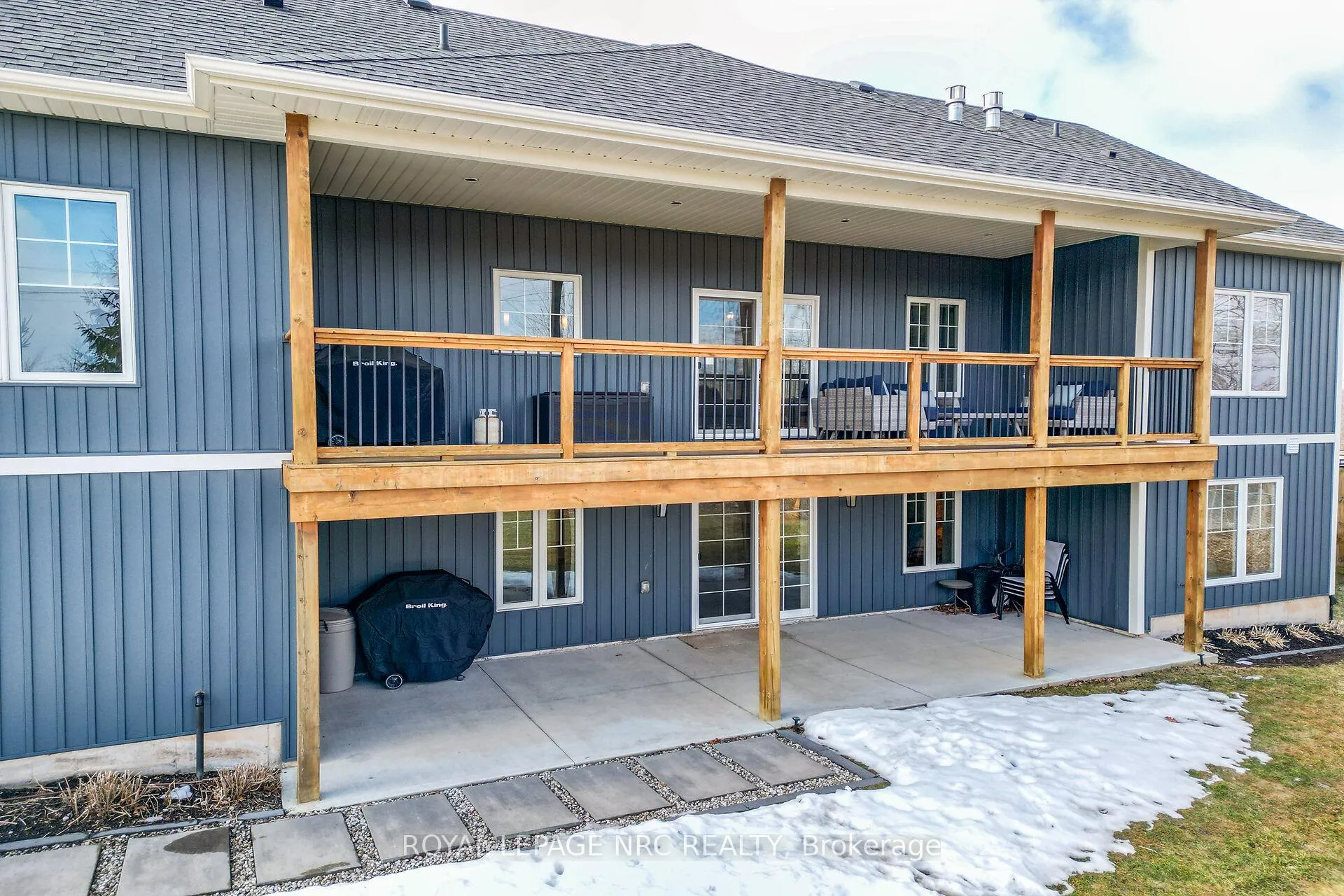 Photo 4 of 166 Michelle Court, Welland, Broadway — HOMEH