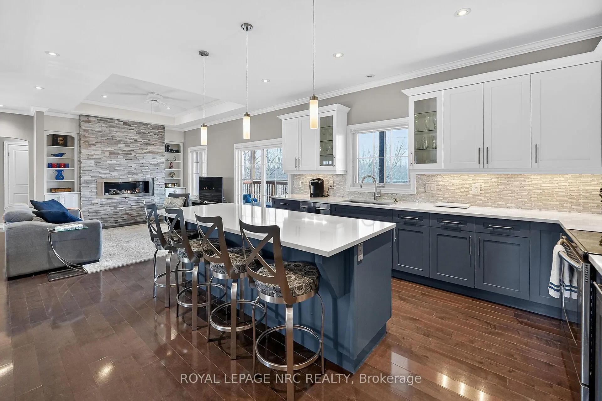 Photo 5 of 166 Michelle Court, Welland, Broadway — HOMEH