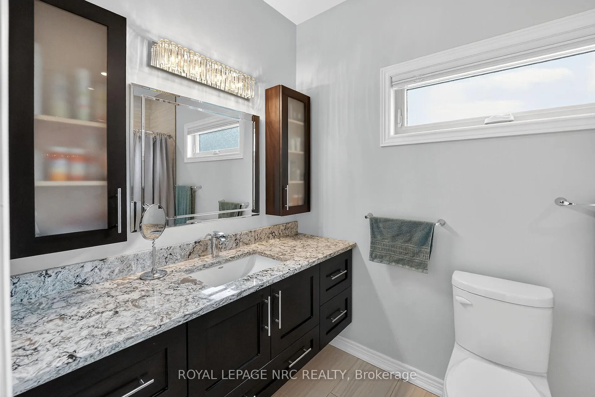 Photo 10 of 166 Michelle Court, Welland, Broadway — HOMEH