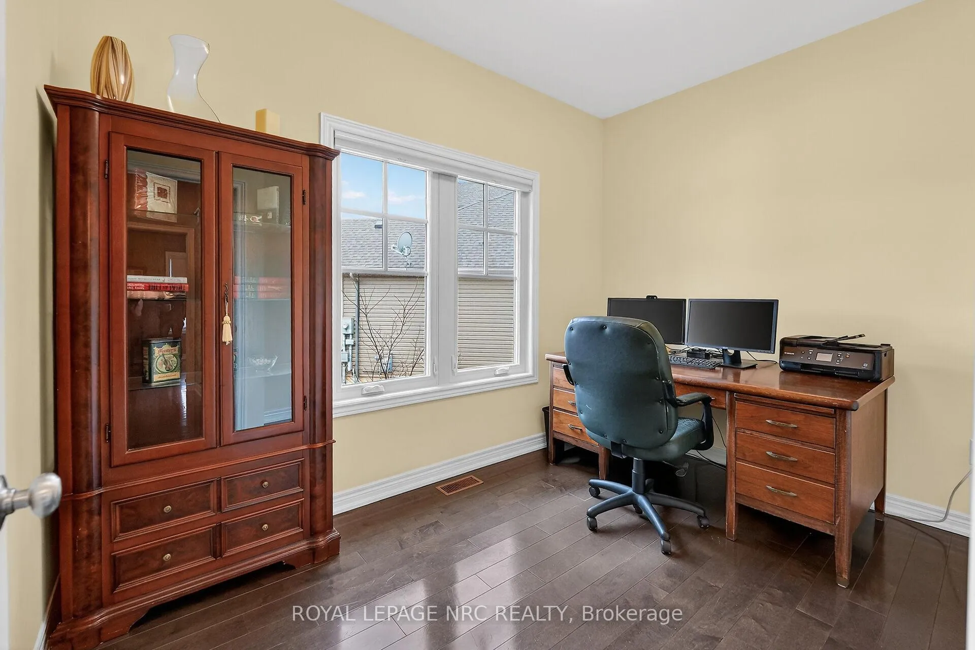 Photo 11 of 166 Michelle Court, Welland, Broadway — HOMEH