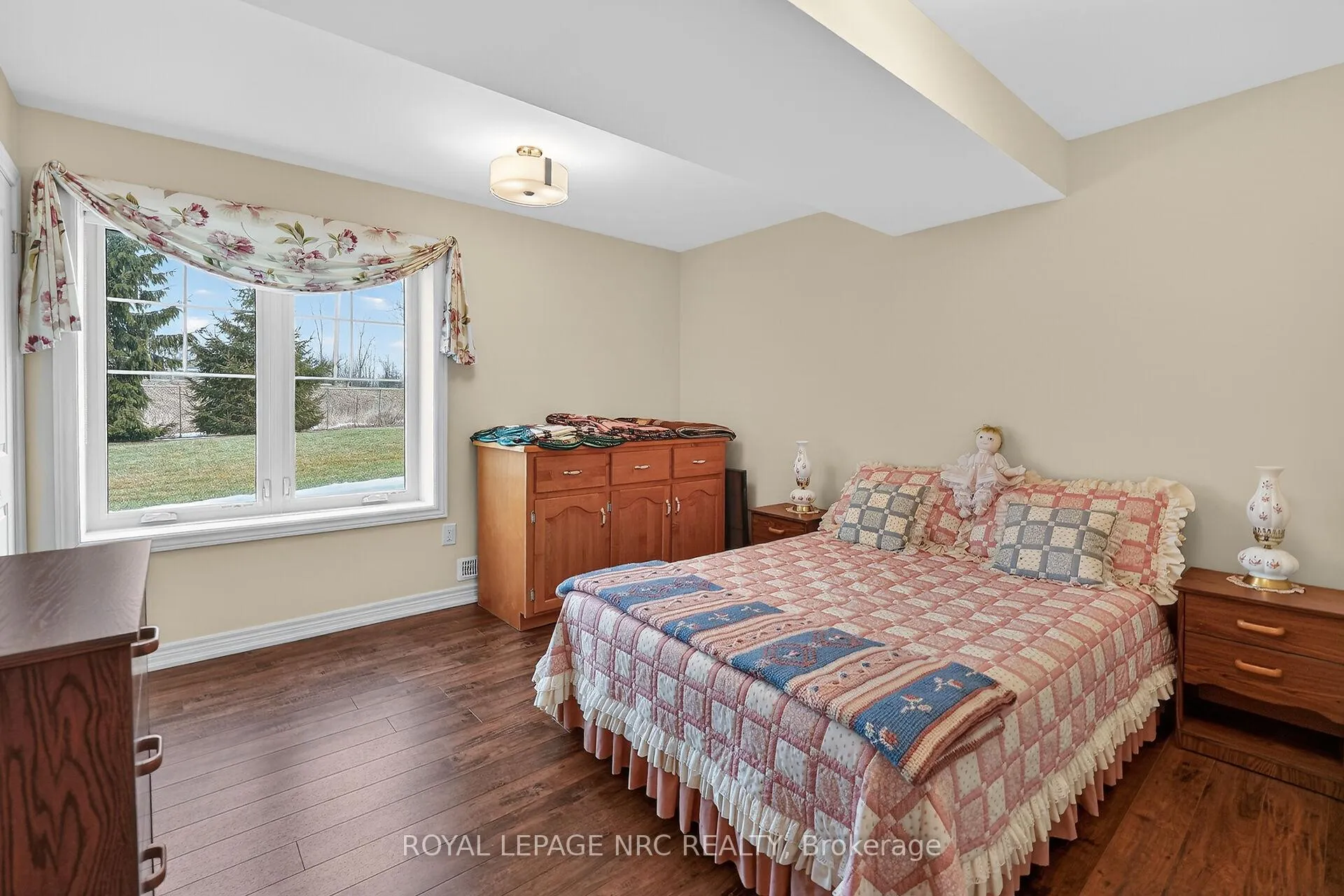 Photo 16 of 166 Michelle Court, Welland, Broadway — HOMEH