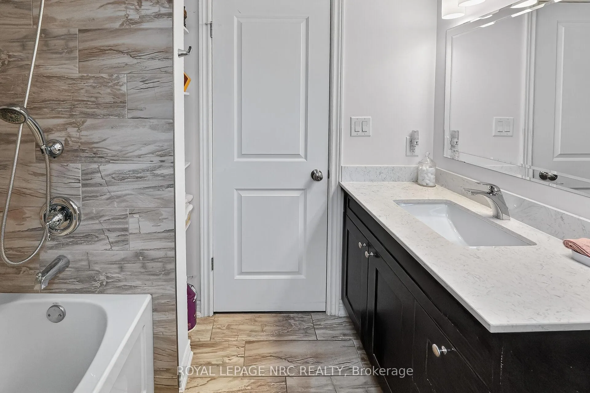 Photo 17 of 166 Michelle Court, Welland, Broadway — HOMEH