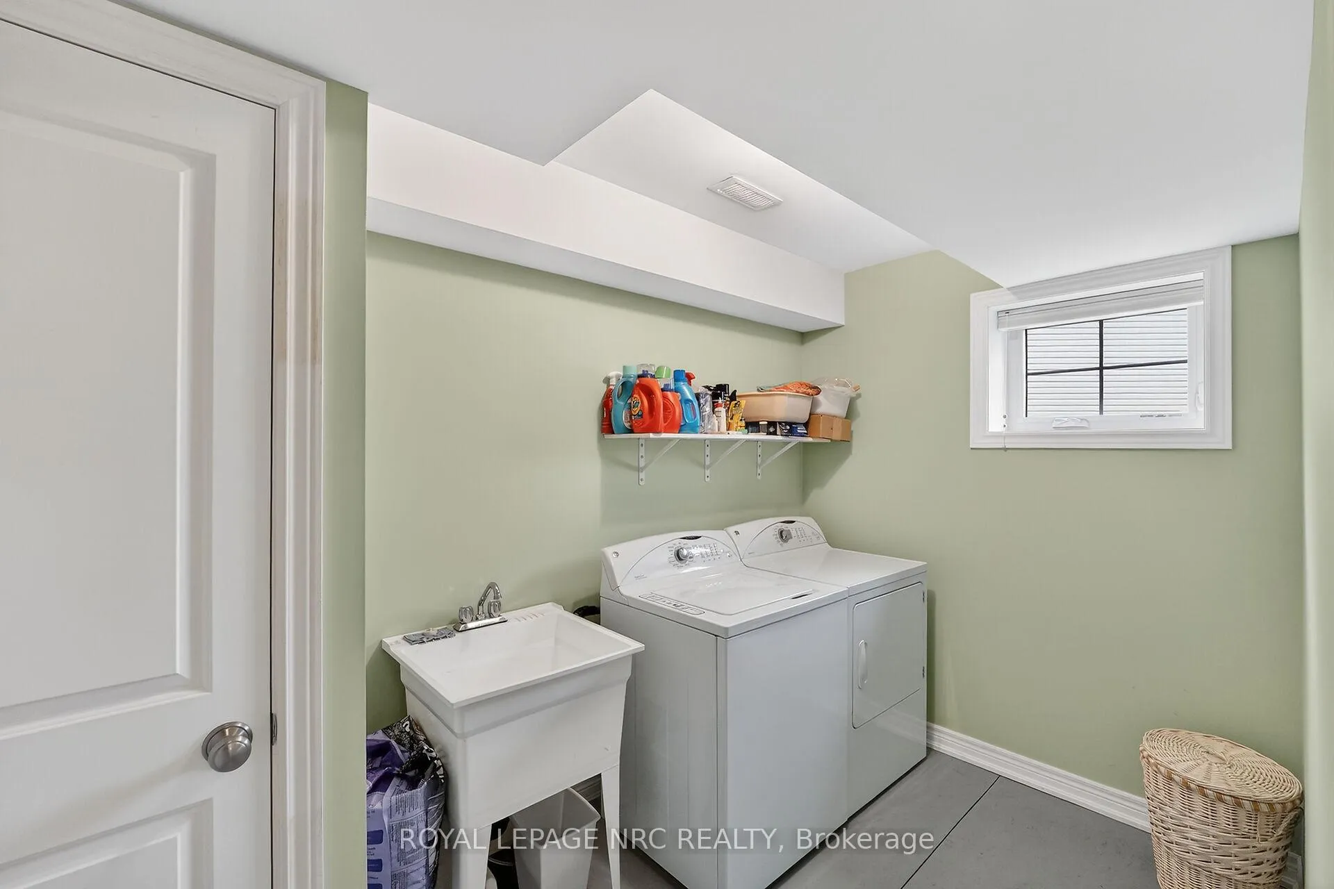 Photo 18 of 166 Michelle Court, Welland, Broadway — HOMEH