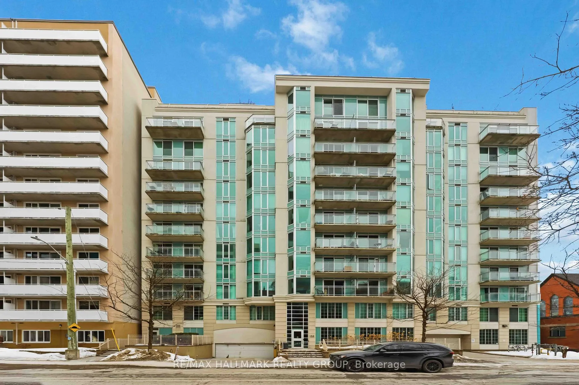 Front of Unit 1106, 138 Somerset Street W