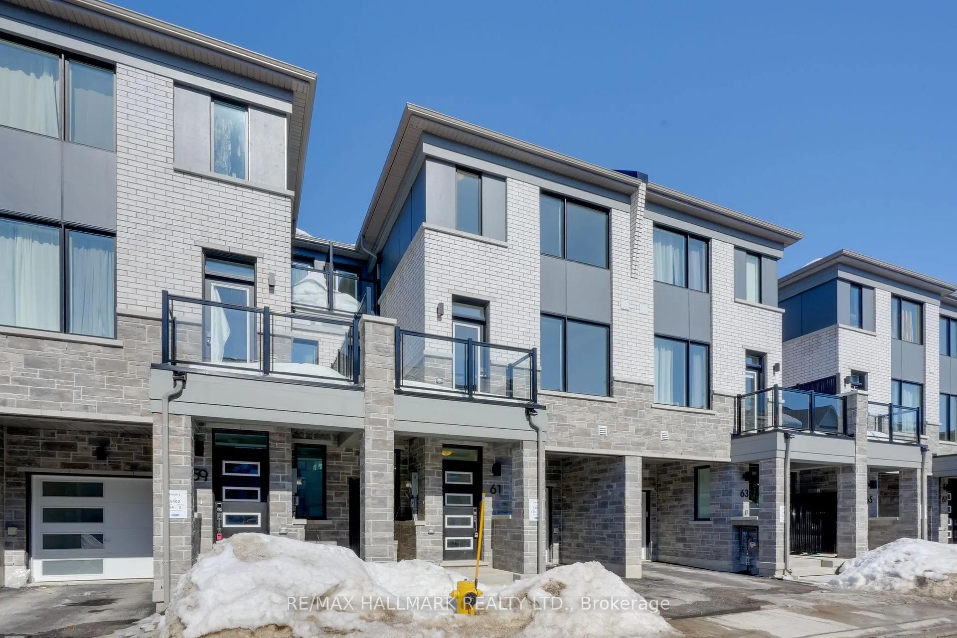 Photo 3 of 61 Pearen Lane, Barrie, Rural Barrie Southwest — HOMEH