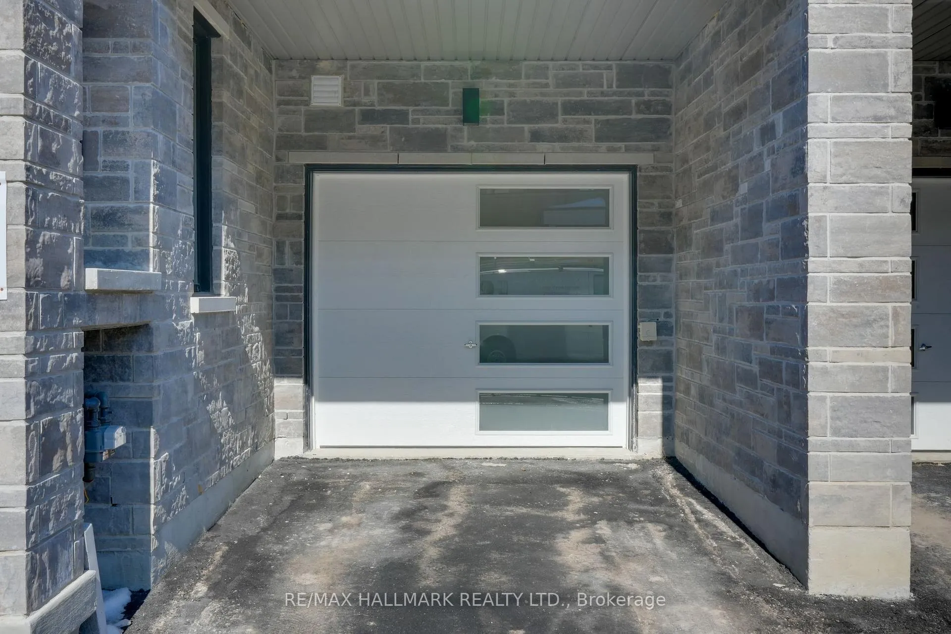 Photo 4 of 61 Pearen Lane, Barrie, Rural Barrie Southwest — HOMEH