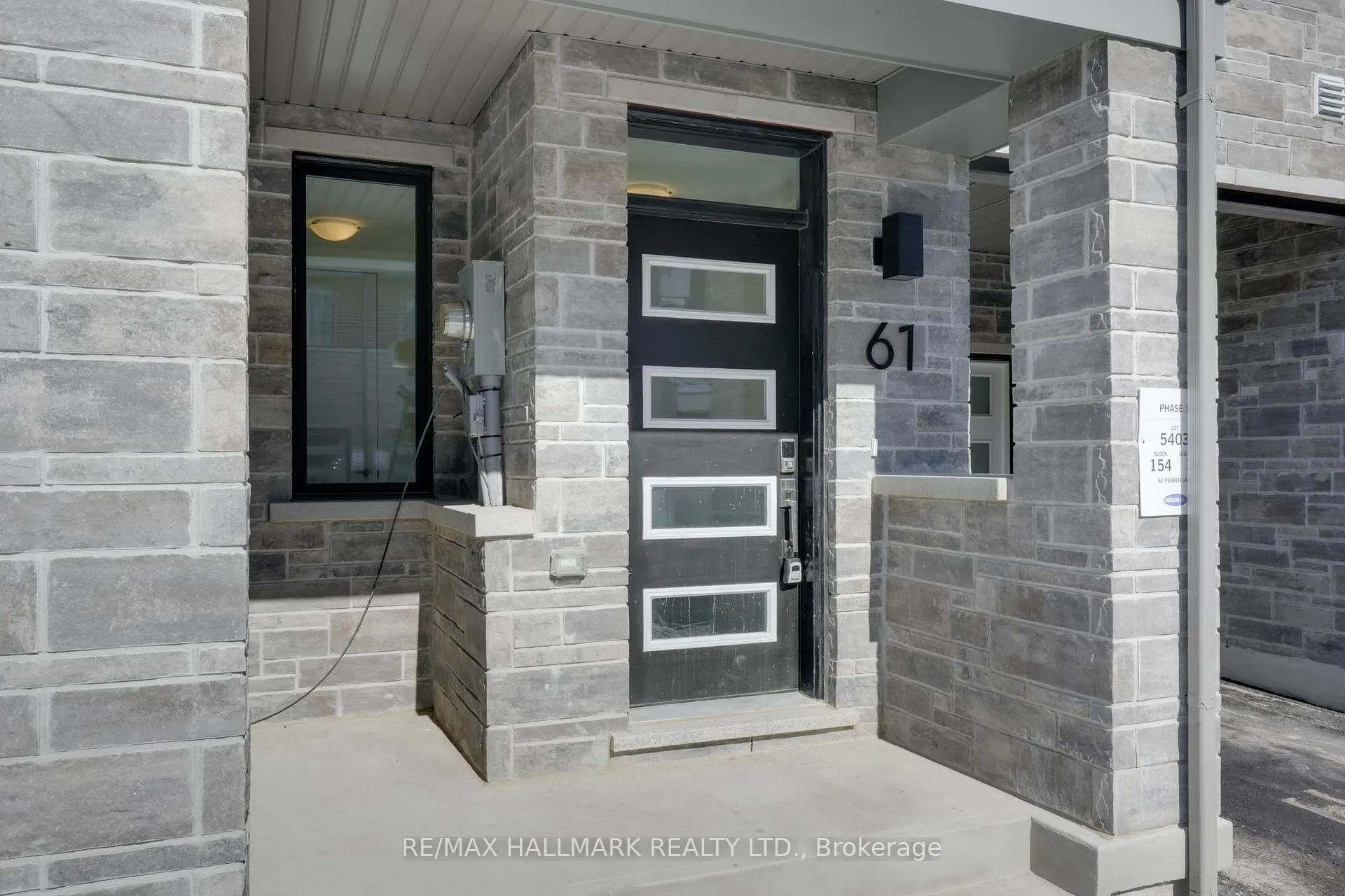 Photo 5 of 61 Pearen Lane, Barrie, Rural Barrie Southwest — HOMEH