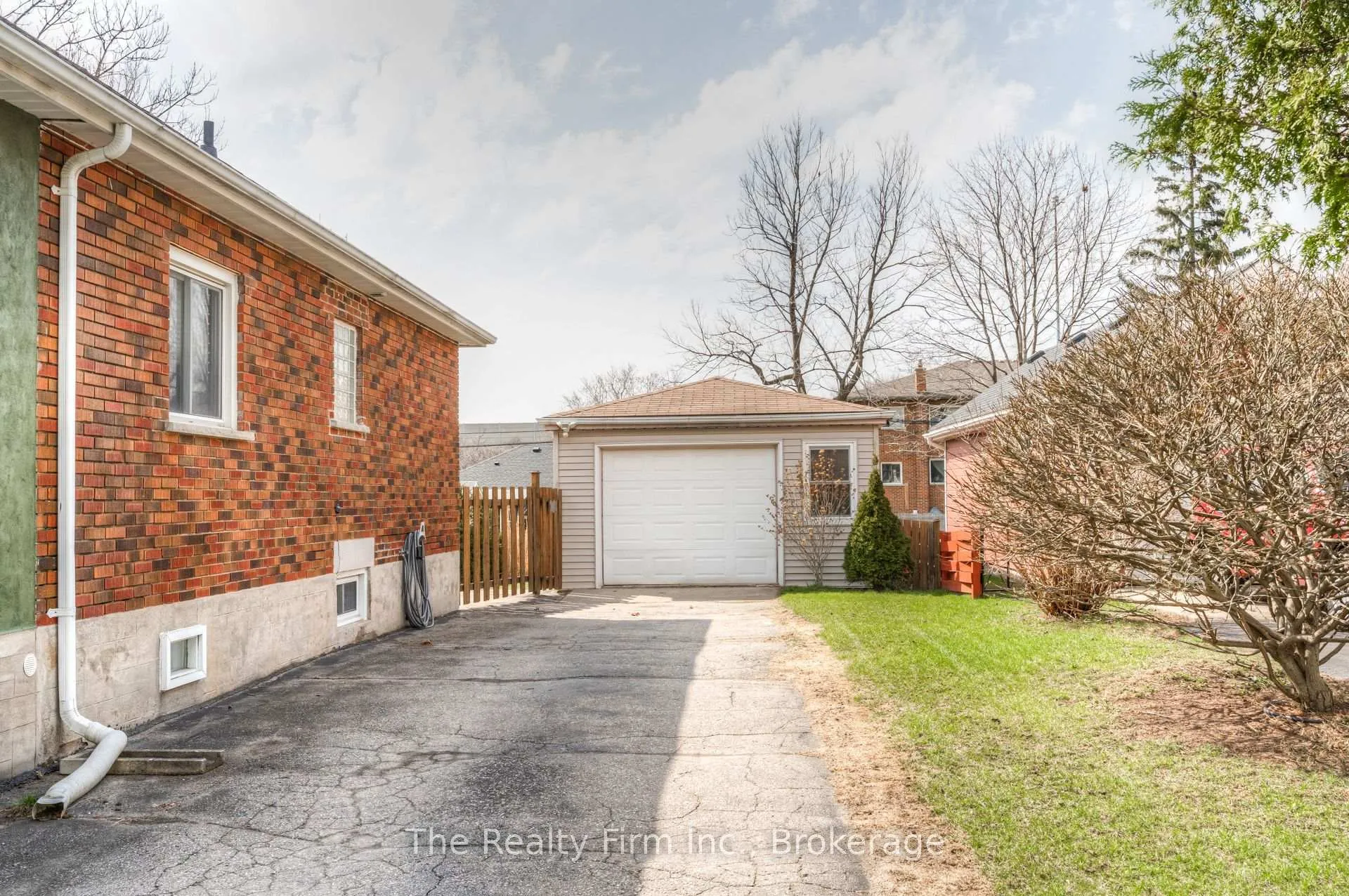 Photo 4 of 46 2 Avenue, Kitchener — HOMEH