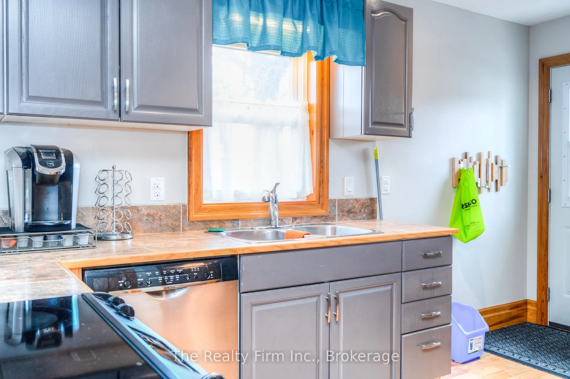 Photo 12 of 46 2 Avenue, Kitchener — HOMEH