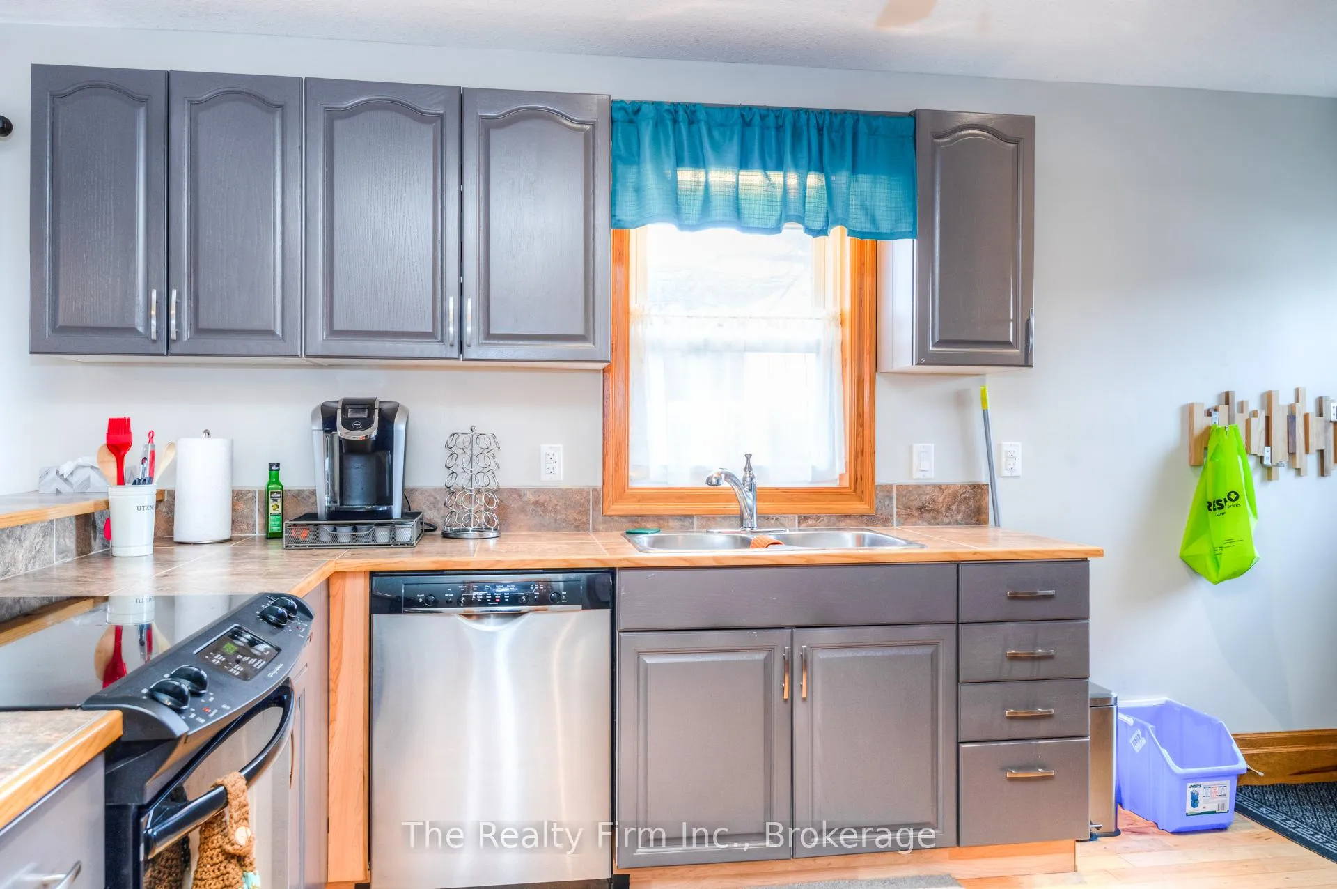 Photo 13 of 46 2 Avenue, Kitchener — HOMEH