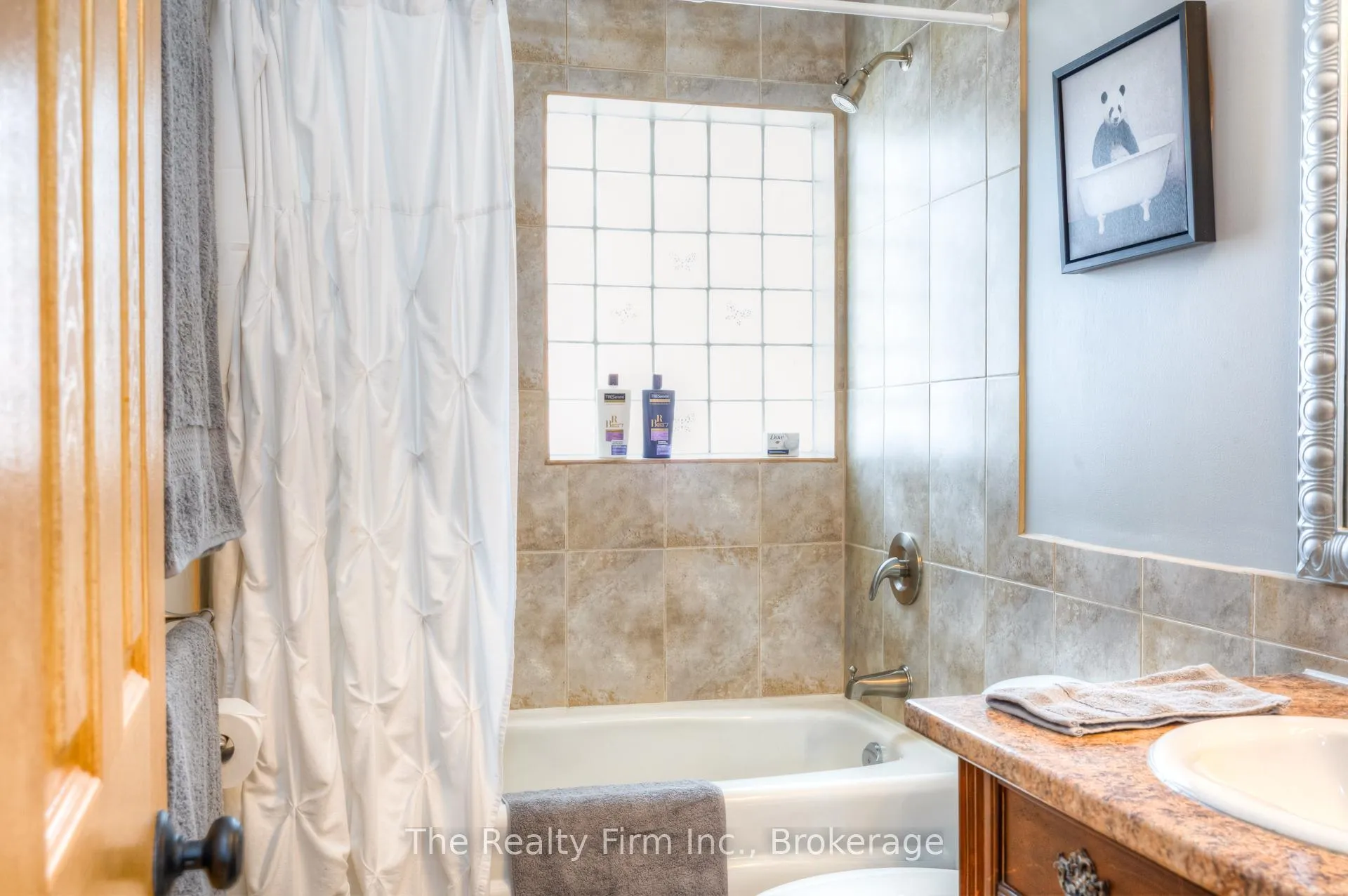 Photo 18 of 46 2 Avenue, Kitchener — HOMEH