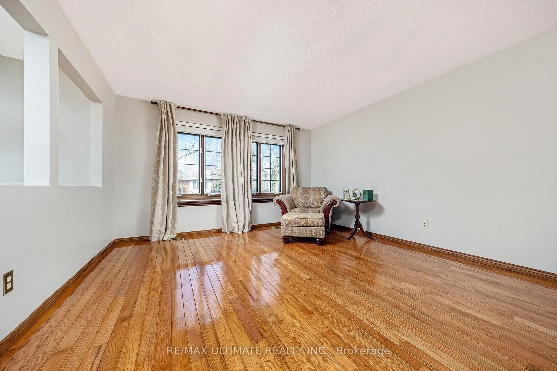 Photo 11 of 54 Debora Drive, Grimsby, Grimsby East — HOMEH